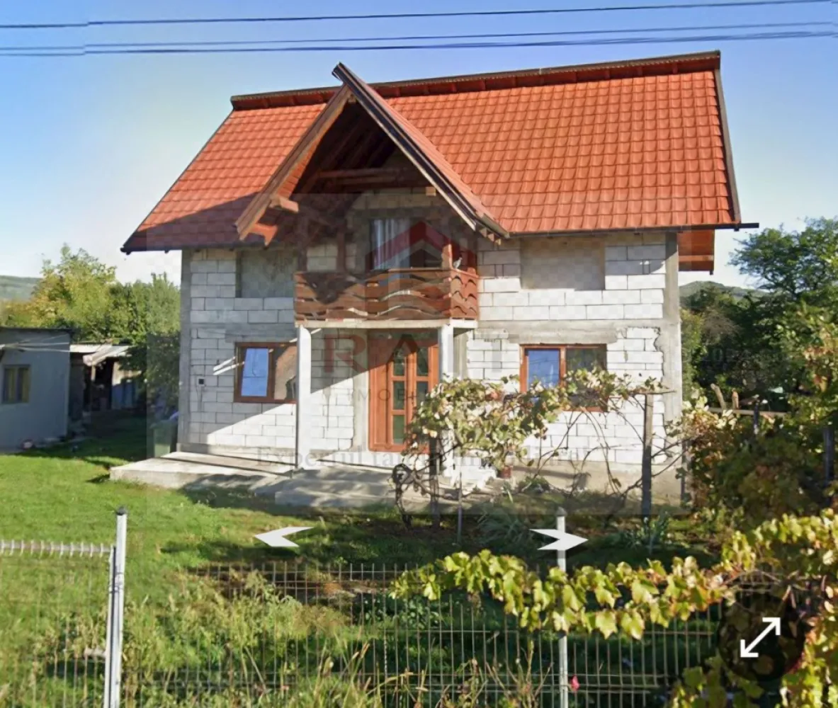 Casa de Vanzare Tigveni Arges - Preț: 85.000 € (cu comision 0% pentru cumpărător și reprezentare exclusivă).

Localizare: Proprietatea este situată în centrul comunei Tigveni, într-o zonă liniștită, având în apropiere puncte de interes precum Școala Gimnazială "Vasile Goldiș" (aprox. 380 m) și grădinița locală.

Configurație și Suprafață:

Regim de înălțime: P+1 (Parter + Etaj).

Număr camere: 6.

Suprafață utilă/desfășurată: Aproximativ 160 - 200 mp (suprafața construită la sol fiind de circa 100 mp).

An construcție: 2020 (finalizată).

Stare și Dotări:

Casa este construită din BCA și acoperită cu țiglă.

Interior: Parterul este finisat și parțial mobilat/utilat.

Utilități/Dotări: Dispune de centrală termică proprie și calorifere, fiind considerată o locuință bine întreținută.

Exterior: Include o grădină și cel puțin o terasă.

Această casă este ideală pentru o familie numeroasă care caută o locuință modernă (construcție nouă) într-o zonă rurală accesibilă, aproape de facilități educaționale.