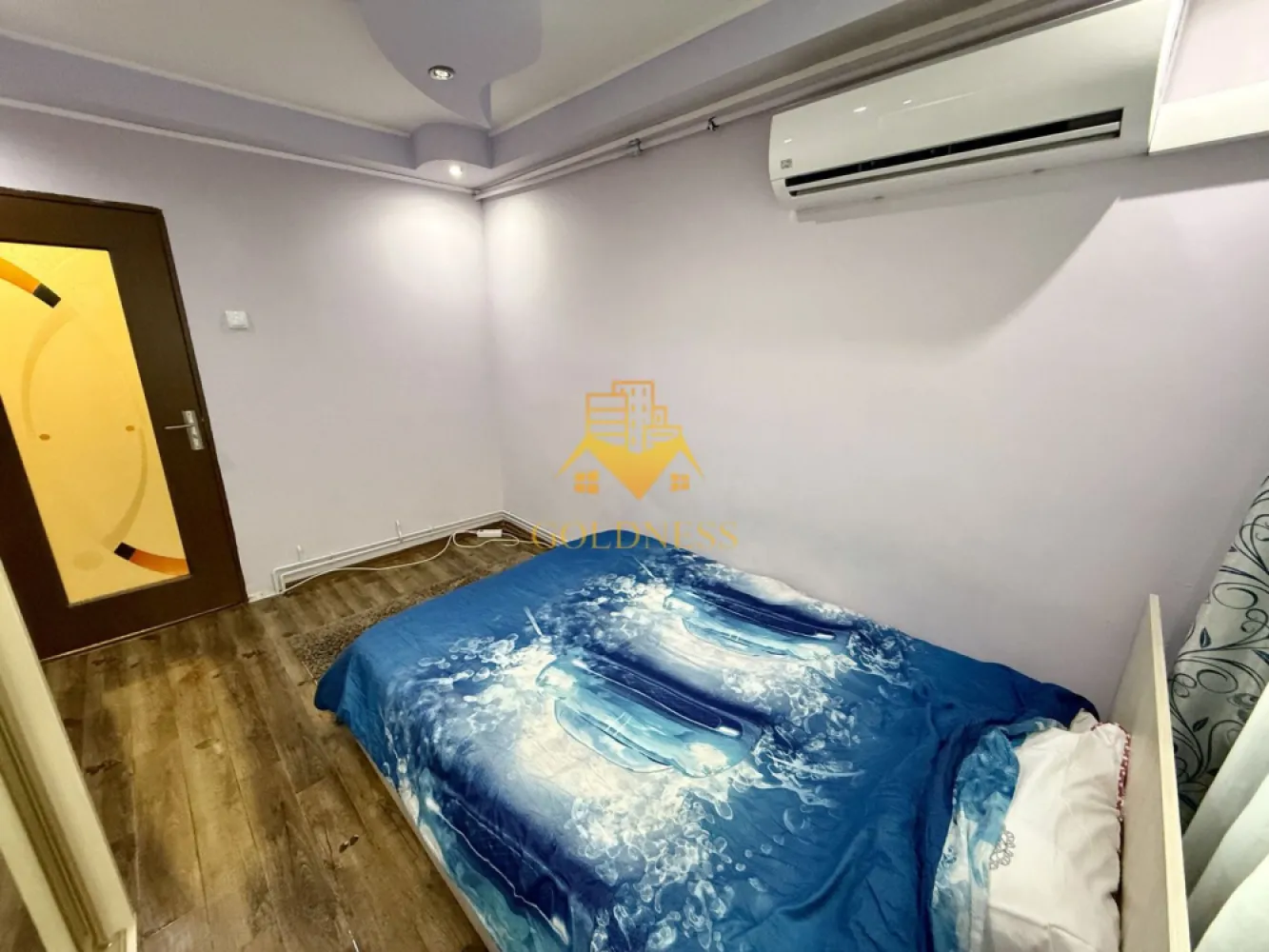 2 camere, balcon, Grigorescu, Zona Fântanele, Profi, Pet Friendly - GOLDNESS Imobiliare vă propune spre închiriere un apartament cu 2 camere complet mobilat și utilat, la etajul 4 într-un imobil de 4 etaje, în Cartierul Grigorescu.
Se poate parca prin zona.
Se află în apropierea stațiilor de transport în comun, magazine, restaurante, spații verzi, farmacii, etc. 

Apartamentul este compartimentat astfel:
 - dormitor cu pat matrimonial, dressing, noptiere
 - living cu canapea extensibila, dresing, TV
 - bucatarie complet utilată și mobilată, loc de servit masa 
 - baie cu cabina de dus, calorifer port prosop și dulap pentru depozitare.
 - balcon de 4 mp.

Imobilul este dotat cu toate cele necesare- centrală proprie, frigider, aragaz, hotă, mașină de spălat haine, etc. 

Dacă sunteți interesați de acest apartament și doriți să îl vizionați, dar și pentru alte oferte nu ezitați să ne contactați telefonic sau prin e-mail. Vă stăm la dispoziție!
Pentru intermediere se percepe un comision de 50% din prețul chiriei!