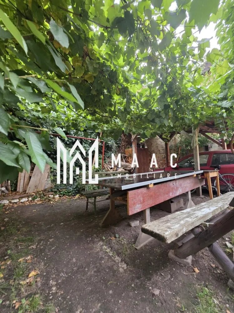 Apartament 1 camera I Gradina I Investitie I Zona Centrala - MAAC Imobiliare va prezinta un apartament cu 1 camera, situat la etajul 1/1 intr-o casa cu doar 6 apartamente, in Zona Centrala a Orasului Sibiu. Compartimentare decomandata : Bucatarie separata, dormitor de 17mp, baie cu geam pentru aerisire, camara, terasa. Curte comuna in partea din fata a casei, cu acces auto. Gradina comuna in partea din spate, cu o suprafata totala de 1083mp, din care cota parte de 80mp aferenti apartamentului. Gradina a fost amenajata la comun cu pomi fructiferi, loc de gratar, loc de joaca pentru copii, masute de cafea, devenind locul ideal pentru relaxare in aer liber. Pivnita trecuta in acte ( boxa de 9mp). Locuinta necesita renovare. Ideal pentru investitie ( In cladire exista deja 2 apartamente care functioneaza in regim hotelier ) . Toate utilitatile disponibile ( Gaz, curent, apa ) Liber de sarcini. Pentru mai multe detalii sau vizionari mentionati ID : CP2617843 }}