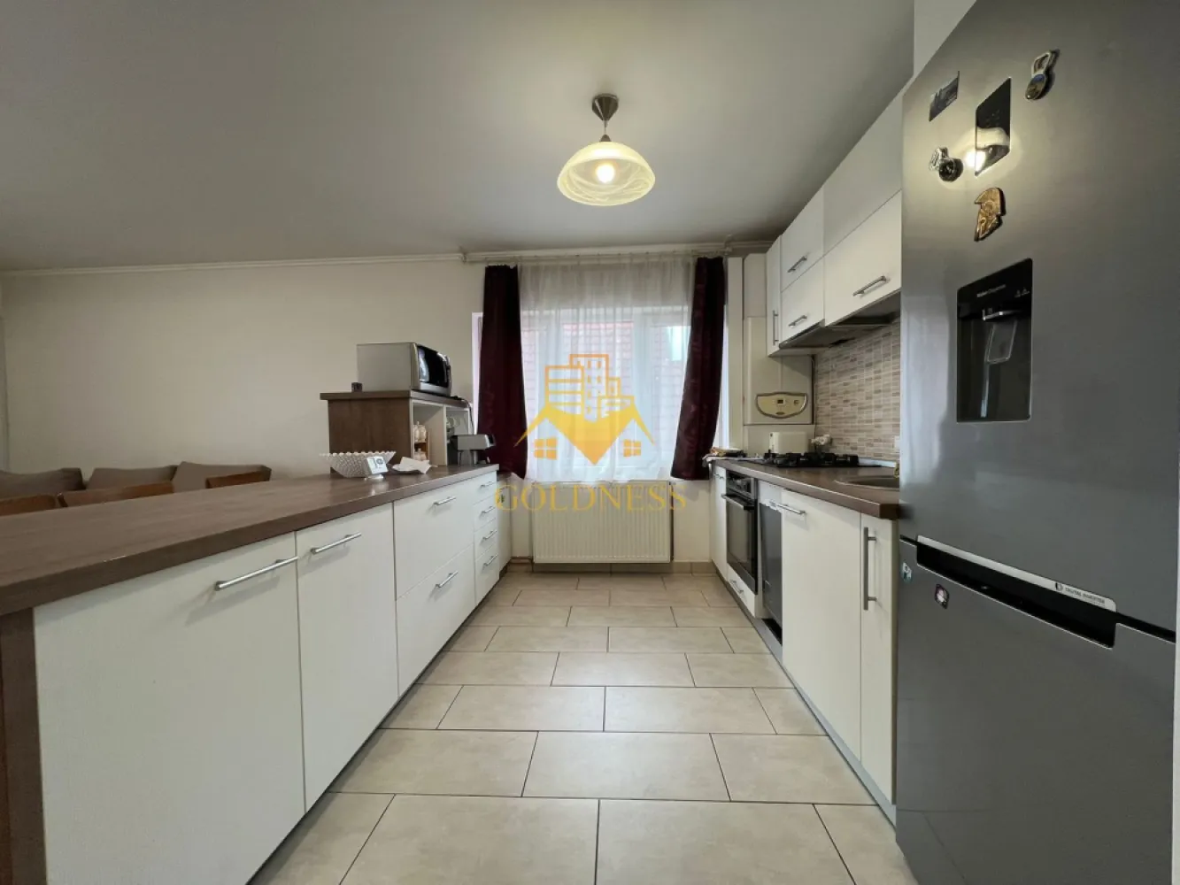 3 Camere, 2 Parcari, Pet Friendly, Cartier Zorilor, M.Eliade, UMF - GOLDNESS Imobiliare vă propune spre închiriere un apartament cu 3 camere semidecomandate complet mobilat și utilat, la etajul 3 într-un imobil de 4 etaje, în Cartierul Zorilor, Zona Clinica Ro-Neuro.
Dispune de 2 locuri de parcare - unul subteran si unul extrateran!
Se află în apropierea stațiilor de transport în comun, magazine, restaurante, spații verzi, farmacii, etc. 
Se accepta animale de talie mica! 

Apartamentul este compartimentat astfel:
 - dormitor cu pat matrimonial, dressing, noptiere, baie proprie cu vana
 - dormitor cu o canapea extensibila si spatii de depozitare
 - living cu bucatarie open space complet utilată și mobilată, canapea extensibilă, loc de servit masa 
 -1 baie cu cabina de dus, calorifer port prosop și dulap pentru depozitare.
 - 2 balcoane de 10 mp.

Imobilul este dotat cu toate cele necesare- centrală proprie, frigider, aragaz, hotă, mașină de spălat haine, masina de spalat vase, aer conditionat, etc. 

Dacă sunteți interesați de acest apartament și doriți să îl vizionați, dar și pentru alte oferte nu ezitați să ne contactați telefonic sau prin e-mail. Vă stăm la dispoziție!
Pentru intermediere se percepe un comision de 50% din prețul chiriei!