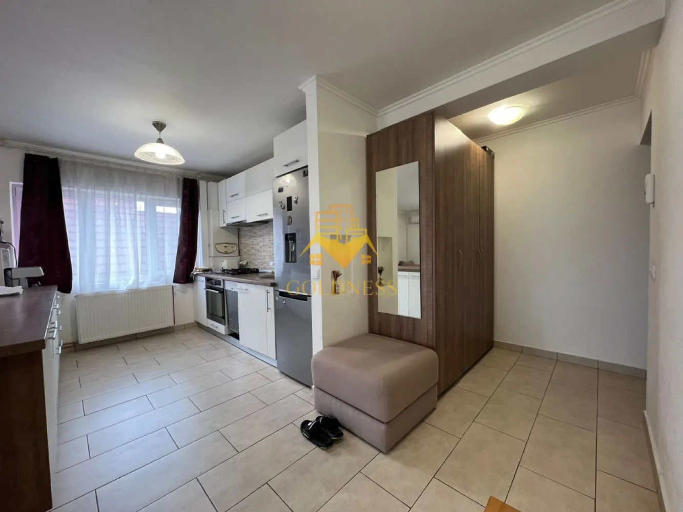 3 Camere, 2 Parcari, Pet Friendly, Cartier Zorilor, M.Eliade, UMF - GOLDNESS Imobiliare vă propune spre închiriere un apartament cu 3 camere semidecomandate complet mobilat și utilat, la etajul 3 într-un imobil de 4 etaje, în Cartierul Zorilor, Zona Clinica Ro-Neuro.
Dispune de 2 locuri de parcare - unul subteran si unul extrateran!
Se află în apropierea stațiilor de transport în comun, magazine, restaurante, spații verzi, farmacii, etc. 
Se accepta animale de talie mica! 

Apartamentul este compartimentat astfel:
 - dormitor cu pat matrimonial, dressing, noptiere, baie proprie cu vana
 - dormitor cu o canapea extensibila si spatii de depozitare
 - living cu bucatarie open space complet utilată și mobilată, canapea extensibilă, loc de servit masa 
 -1 baie cu cabina de dus, calorifer port prosop și dulap pentru depozitare.
 - 2 balcoane de 10 mp.

Imobilul este dotat cu toate cele necesare- centrală proprie, frigider, aragaz, hotă, mașină de spălat haine, masina de spalat vase, aer conditionat, etc. 

Dacă sunteți interesați de acest apartament și doriți să îl vizionați, dar și pentru alte oferte nu ezitați să ne contactați telefonic sau prin e-mail. Vă stăm la dispoziție!
Pentru intermediere se percepe un comision de 50% din prețul chiriei!