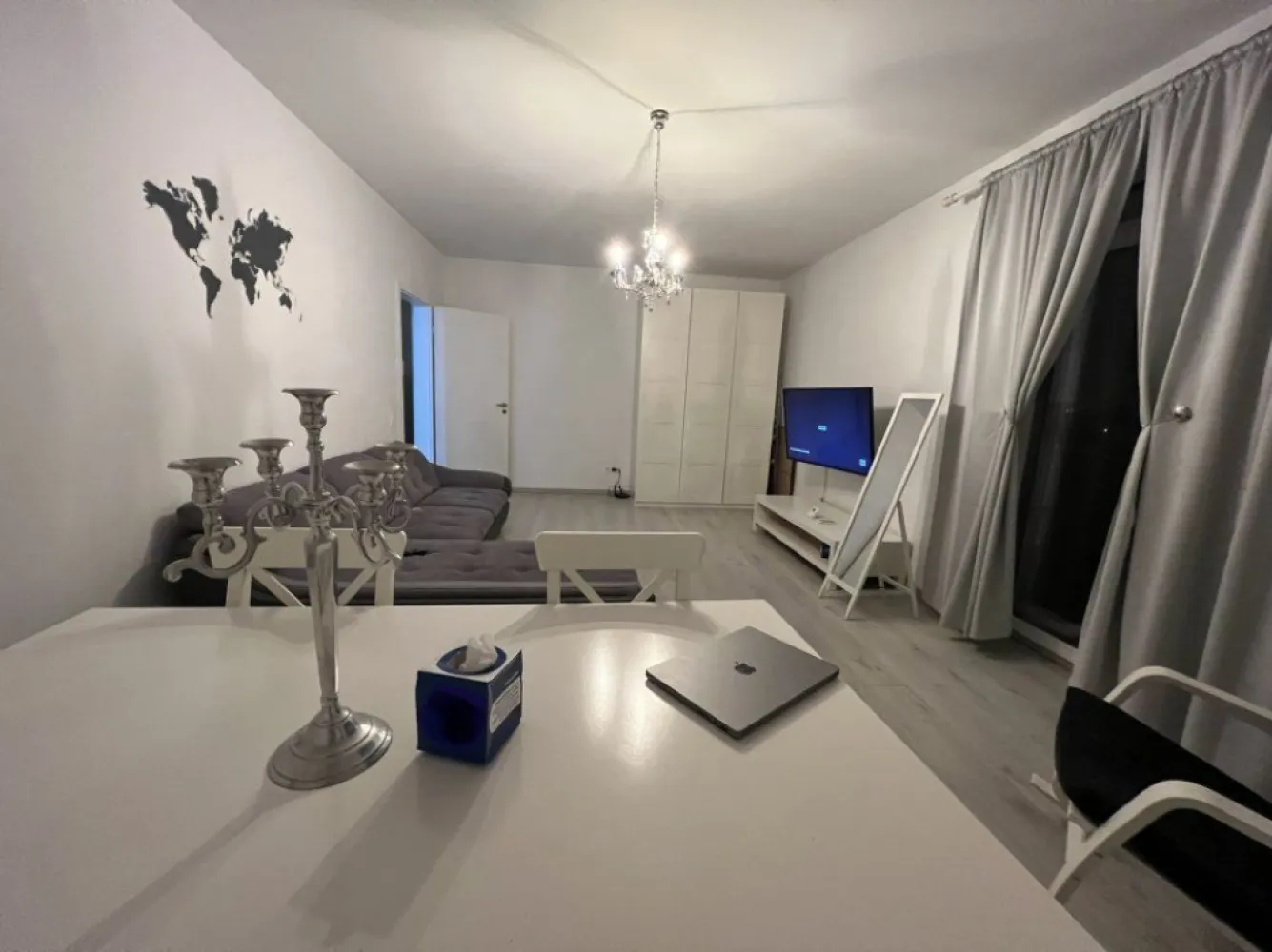 Ag BRASADAS vinde ap 2 cam E3/3 2016 cu parcare zona Fundeni - Agenția BRASADAS vă propune spre vânzare un apartament MODERN şi LUMINOS cu 2 camere, construit în 2016, având o suprafaţă utilă de 57 mp, complet MOBILAT şi UTILAT, cu LOC DE PARCARE, situat într-un cartier rezidenţial liniştit, în imediata apropiere a Spitalului Fundeni. 

Unul dintre principalele atuuri ale acestui apartament este TERASA proprie impresionantă de 57 mp, amplasată deasupra apartamentului, oferind un spaţiu ideal pentru relaxare şi evenimente în AER LIBER. Terasa este COMPLET UTILATA cu prize, apă, canalizare şi cablu TV, astfel încât să poată fi amenajată după preferinţele dvs., oferind totodată un view superb asupra zonei.

Pe lângă TERASA generoasă, apartamentul dispune şi de un BALCON de 14 mp, perfect pentru a savura dimineţile liniştite. În plus, LOCUL DE PARCARE inclus asigură confortul şi accesul facil la locuinţă.

Detalii spaţiu:

Living: 25,63 mp
Dormitor: 11,5 mp
Bucătărie: 8,43 mp
Hol: 8,41 mp
Grup sanitar: 2,73 mp
Terasă: 56,69 mp
Balcon: 13,87 mp
Apartamentul se află la etajul 3 din 3 al unei clădiri construite în 2016, oferind un stil de viaţă confortabil şi modern. Se vinde complet MOBILAT şi ECHIPAT, exact ca în poze, fiind gata pentru a fi LOCUIT IMEDIAT.

Localizare:
Apartamentul este situat într-o zonă liniştită, predominant rezidenţială, compusă din case, ceea ce asigură un nivel de intimitate ridicat. Totodată, se află în zona Spitalul Fundeni, oferind acces rapid la facilităţi şi servicii importante.

Nu rataţi ocazia de a vă muta într-o locuinţă deosebită, cu un spaţiu exterior generos, ideal pentru relaxare şi activităţi în aer liber!

Pentru mai multe oferte accesați www.brasadas.com.