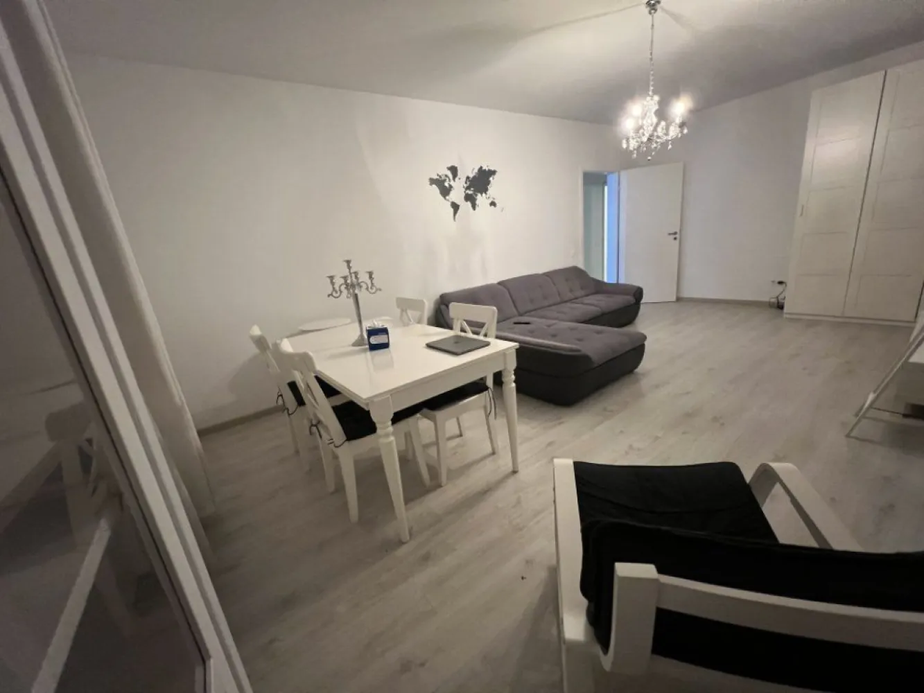 Ag BRASADAS vinde ap 2 cam E3/3 2016 cu parcare zona Fundeni - Agenția BRASADAS vă propune spre vânzare un apartament MODERN şi LUMINOS cu 2 camere, construit în 2016, având o suprafaţă utilă de 57 mp, complet MOBILAT şi UTILAT, cu LOC DE PARCARE, situat într-un cartier rezidenţial liniştit, în imediata apropiere a Spitalului Fundeni. 

Unul dintre principalele atuuri ale acestui apartament este TERASA proprie impresionantă de 57 mp, amplasată deasupra apartamentului, oferind un spaţiu ideal pentru relaxare şi evenimente în AER LIBER. Terasa este COMPLET UTILATA cu prize, apă, canalizare şi cablu TV, astfel încât să poată fi amenajată după preferinţele dvs., oferind totodată un view superb asupra zonei.

Pe lângă TERASA generoasă, apartamentul dispune şi de un BALCON de 14 mp, perfect pentru a savura dimineţile liniştite. În plus, LOCUL DE PARCARE inclus asigură confortul şi accesul facil la locuinţă.

Detalii spaţiu:

Living: 25,63 mp
Dormitor: 11,5 mp
Bucătărie: 8,43 mp
Hol: 8,41 mp
Grup sanitar: 2,73 mp
Terasă: 56,69 mp
Balcon: 13,87 mp
Apartamentul se află la etajul 3 din 3 al unei clădiri construite în 2016, oferind un stil de viaţă confortabil şi modern. Se vinde complet MOBILAT şi ECHIPAT, exact ca în poze, fiind gata pentru a fi LOCUIT IMEDIAT.

Localizare:
Apartamentul este situat într-o zonă liniştită, predominant rezidenţială, compusă din case, ceea ce asigură un nivel de intimitate ridicat. Totodată, se află în zona Spitalul Fundeni, oferind acces rapid la facilităţi şi servicii importante.

Nu rataţi ocazia de a vă muta într-o locuinţă deosebită, cu un spaţiu exterior generos, ideal pentru relaxare şi activităţi în aer liber!

Pentru mai multe oferte accesați www.brasadas.com.