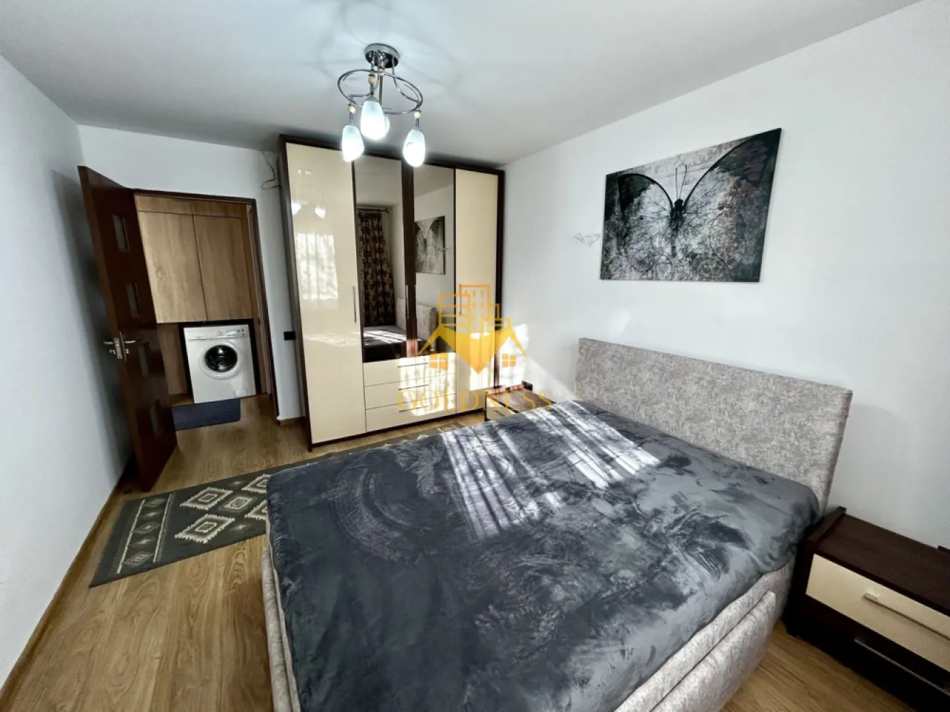 3 camere semidecomandate, Parcare, Manastur, Casa Piratilor, Minerva - GOLDNESS Imobiliare vă propune spre închiriere un apartament cu 3 camere open-space complet mobilat și utilat, la etajul 2 într-un imobil de 4 etaje, în Cartierul Manastur.
Dispune de loc de parcare!
Se află în apropierea stațiilor de transport în comun, magazine, restaurante, spații verzi, farmacii, etc. 

Apartamentul este compartimentat astfel:
 - 2 dormitoare cu pat matrimonial, dressing, noptiere
 - living cu o canapea, loc de servit masa 
 - bucatarie open-space complet utilată și mobilată
 - baie cu cabina de dus, calorifer port prosop și dulap pentru depozitare.
 - balcon de 10 mp.

Imobilul este dotat cu toate cele necesare- centrală proprie, frigider, aragaz, hotă, mașină de spălat haine, etc. 

Dacă sunteți interesați de acest apartament și doriți să îl vizionați, dar și pentru alte oferte nu ezitați să ne contactați telefonic sau prin e-mail. Vă stăm la dispoziție!
Pentru intermediere se percepe un comision de 50% din prețul chiriei!