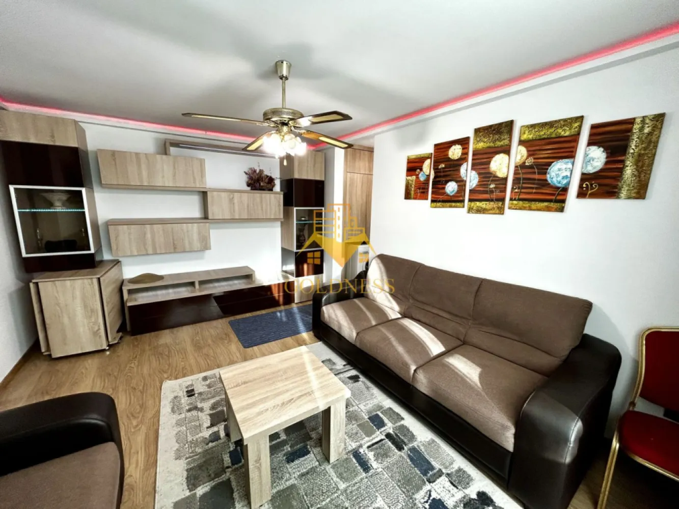3 camere semidecomandate, Parcare, Manastur, Casa Piratilor, Minerva - GOLDNESS Imobiliare vă propune spre închiriere un apartament cu 3 camere open-space complet mobilat și utilat, la etajul 2 într-un imobil de 4 etaje, în Cartierul Manastur.
Dispune de loc de parcare!
Se află în apropierea stațiilor de transport în comun, magazine, restaurante, spații verzi, farmacii, etc. 

Apartamentul este compartimentat astfel:
 - 2 dormitoare cu pat matrimonial, dressing, noptiere
 - living cu o canapea, loc de servit masa 
 - bucatarie open-space complet utilată și mobilată
 - baie cu cabina de dus, calorifer port prosop și dulap pentru depozitare.
 - balcon de 10 mp.

Imobilul este dotat cu toate cele necesare- centrală proprie, frigider, aragaz, hotă, mașină de spălat haine, etc. 

Dacă sunteți interesați de acest apartament și doriți să îl vizionați, dar și pentru alte oferte nu ezitați să ne contactați telefonic sau prin e-mail. Vă stăm la dispoziție!
Pentru intermediere se percepe un comision de 50% din prețul chiriei!