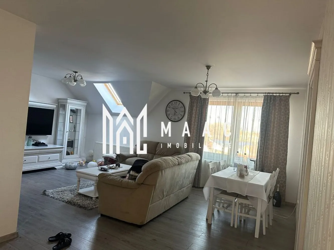 Casa individuala I P+E I 200 MPU I Teren 200mp I Selimbar - MAAC Imobiliare vă propune la vânzare o casă individuală cu regim de înălțime P+E, situată în Șelimbăr,cu o suprafață utilă de 200 mp și teren aferent de 200 mp. Proprietatea este ideală atât pentru o familie extinsă, cât și pentru investiție, datorită accesului separat la etaj, care permite organizarea în două unități locative independente. Compartimentare: Parter: 3 camere, baie, bucătărie Etaj (acces separat): 2 camere, living, baie, dressing Detalii suplimentare: Construcție solidă, finisaje moderne Curte privată, cu potențial de amenajare Utilități complete, zonă liniștită, acces facil Pentru detalii suplimentare și programarea unei vizionări, vă rugăm să ne contactați și să menționați ID: CP2616589 }}