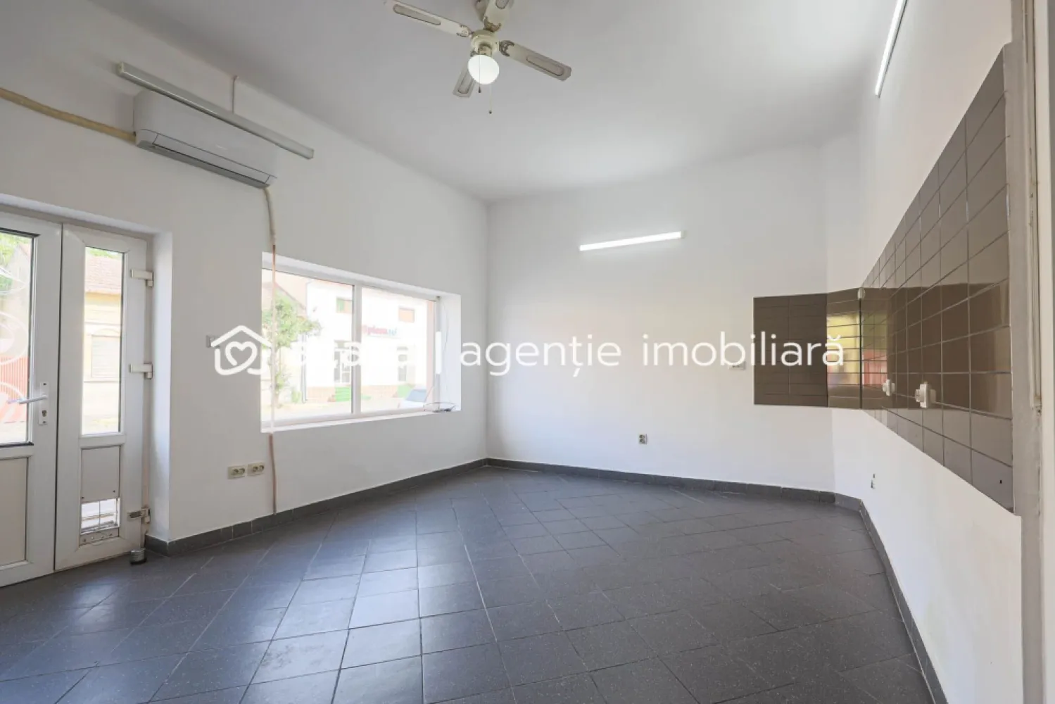 Locație excelentă: Spațiu comercial Reprezentanță sau Închiriere. - 🚀 Vrei un spațiu pentru afacerea ta? Sau o investiție care se valorifică singură? 

✅ 42 mp utili | ✅ 2 încăperi + grup sanitar | ✅ Vitrină 4 m | ✅ Acces direct din stradă
✅ Zonă foarte circulată, între magazine de piese auto și sedii de firmă
✅ Înălțime interioară de 3 m, ideală pentru spații comerciale

➡️ Vizibilitate excelentă datorită frontului stradal și traficului auto intens
➡️ Locație cunoscută în rândul clienților din domeniul auto
➡️ Poate fi închiriat imediat, randament rapid

💼 Beneficii:
🔑 Îți pornești afacerea fără compromisuri, într-o locație care vinde!
📈 Sau investești inteligent într-un spațiu care se poate închiria imediat, cu potențial de profit stabil.

📲 Sună acum la 0757 662 907 Andrei Caracioni pentru detalii și programare vizionare!

Nu dispui de toată suma? Te ajutăm noi gratuit! Îți obținem oferte de la 16 bănci.

Ai o proprietate de vânzare în Arad și vrei să știi cât valorează cu adevărat?
Sună-mă pentru o evaluare gratuită, fără obligații.

Birou: ACASĂ | Agenție imobiliară Arad
Bulevardul Decebal 2, Arad 310133

Cod proprietate: CP2575536