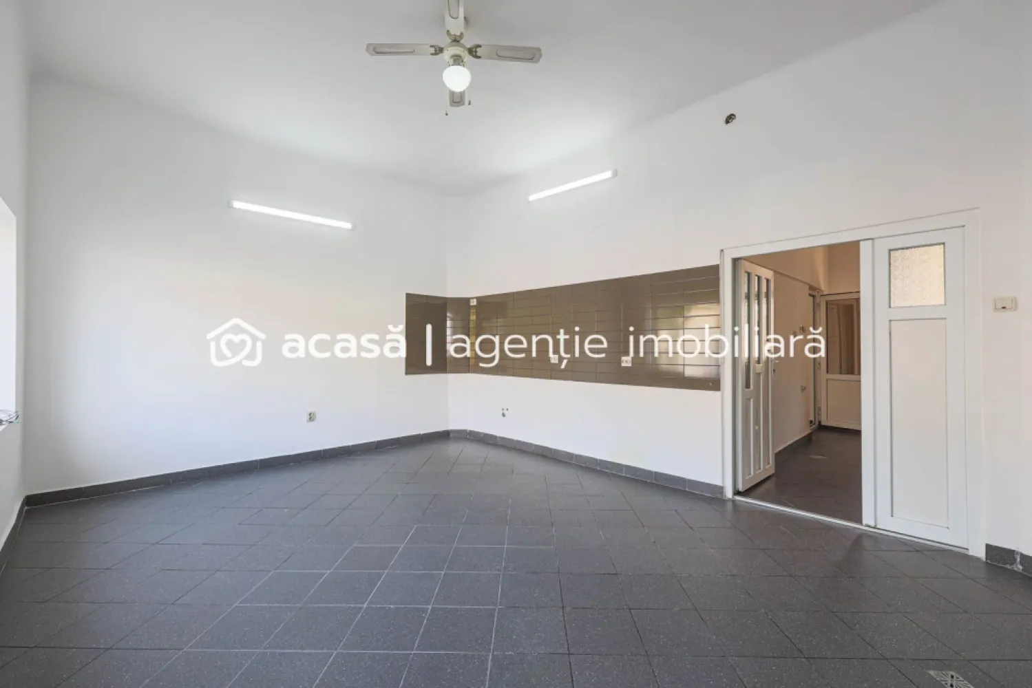 Locație excelentă: Spațiu comercial Reprezentanță sau Închiriere. - 🚀 Vrei un spațiu pentru afacerea ta? Sau o investiție care se valorifică singură? 

✅ 42 mp utili | ✅ 2 încăperi + grup sanitar | ✅ Vitrină 4 m | ✅ Acces direct din stradă
✅ Zonă foarte circulată, între magazine de piese auto și sedii de firmă
✅ Înălțime interioară de 3 m, ideală pentru spații comerciale

➡️ Vizibilitate excelentă datorită frontului stradal și traficului auto intens
➡️ Locație cunoscută în rândul clienților din domeniul auto
➡️ Poate fi închiriat imediat, randament rapid

💼 Beneficii:
🔑 Îți pornești afacerea fără compromisuri, într-o locație care vinde!
📈 Sau investești inteligent într-un spațiu care se poate închiria imediat, cu potențial de profit stabil.

📲 Sună acum la 0757 662 907 Andrei Caracioni pentru detalii și programare vizionare!

Nu dispui de toată suma? Te ajutăm noi gratuit! Îți obținem oferte de la 16 bănci.

Ai o proprietate de vânzare în Arad și vrei să știi cât valorează cu adevărat?
Sună-mă pentru o evaluare gratuită, fără obligații.

Birou: ACASĂ | Agenție imobiliară Arad
Bulevardul Decebal 2, Arad 310133

Cod proprietate: CP2575536