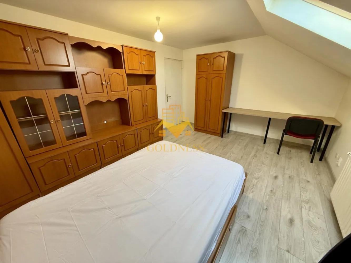 2 camere decomandate, parcare, Manastur, USAMV, Kaufland, BIG - GOLDNESS Imobiliare vă propune spre închiriere un apartament cu 2 camere complet mobilat și utilat, la etajul 3 într-un imobil de 3 etaje, în Cartierul Manastur .
Dispune de loc de parcare!
Se află în apropierea stațiilor de transport în comun, magazine, restaurante, spații verzi, farmacii, etc. 

Apartamentul este compartimentat astfel:
 - dormitor cu pat matrimonial, dulap, birou
 - dormitor cu pat matrimonial, birou, dulap
 - bucatarie open space complet utilată și mobilată, loc de servit masa 
 - baie cu cada, calorifer port prosop și dulap pentru depozitare.

Imobilul este dotat cu toate cele necesare- centrală proprie, frigider, aragaz, hotă, mașină de spălat haine, etc. 

Dacă sunteți interesați de acest apartament și doriți să îl vizionați, dar și pentru alte oferte nu ezitați să ne contactați telefonic sau prin e-mail. Vă stăm la dispoziție!
Pentru intermediere se percepe un comision de 50% din prețul chiriei!