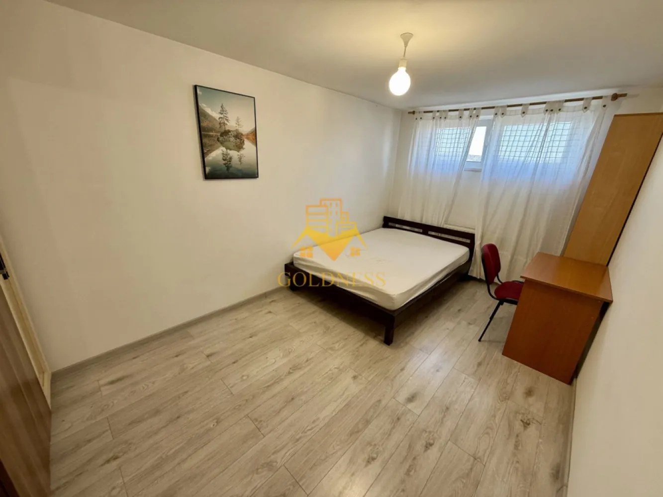 2 camere decomandate, parcare, Manastur, USAMV, Kaufland, BIG - GOLDNESS Imobiliare vă propune spre închiriere un apartament cu 2 camere complet mobilat și utilat, la etajul 3 într-un imobil de 3 etaje, în Cartierul Manastur .
Dispune de loc de parcare!
Se află în apropierea stațiilor de transport în comun, magazine, restaurante, spații verzi, farmacii, etc. 

Apartamentul este compartimentat astfel:
 - dormitor cu pat matrimonial, dulap, birou
 - dormitor cu pat matrimonial, birou, dulap
 - bucatarie open space complet utilată și mobilată, loc de servit masa 
 - baie cu cada, calorifer port prosop și dulap pentru depozitare.

Imobilul este dotat cu toate cele necesare- centrală proprie, frigider, aragaz, hotă, mașină de spălat haine, etc. 

Dacă sunteți interesați de acest apartament și doriți să îl vizionați, dar și pentru alte oferte nu ezitați să ne contactați telefonic sau prin e-mail. Vă stăm la dispoziție!
Pentru intermediere se percepe un comision de 50% din prețul chiriei!