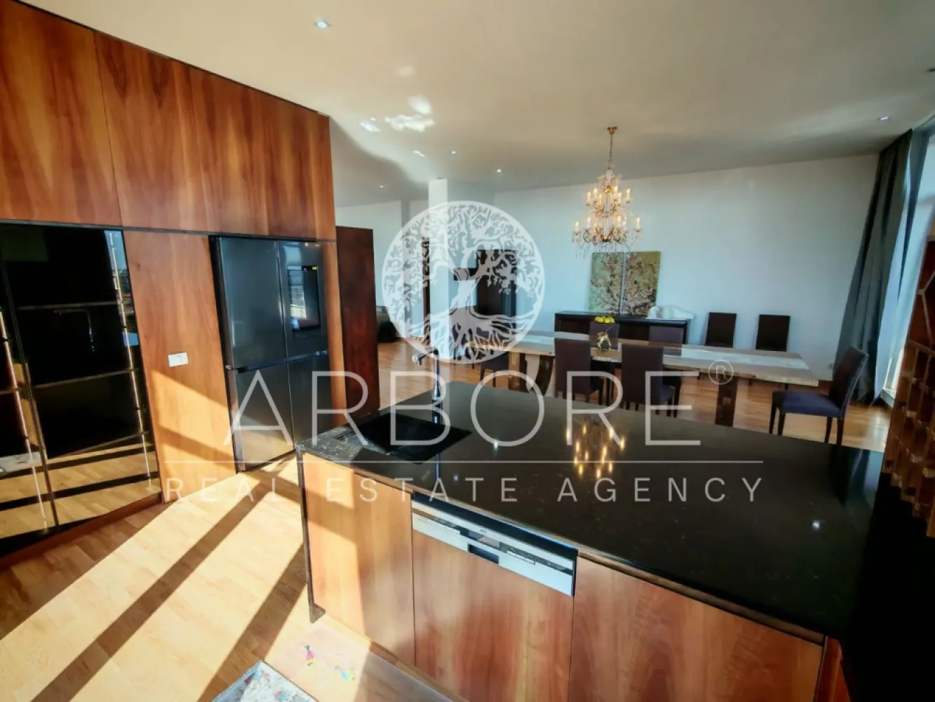 Penthouse 5 camere 250 mp lângă Ambasada SUA , zona Băneasa București - Arbore Real Estate vă oferă spre închiriere un penthouse spectaculos cu 5 camere și 250 mp, situat în una dintre cele mai exclusiviste zone rezidențiale din nordul Bucureștiului – Aleea Privighetorilor, Iancu Nicolae, Pipera, la câteva minute de Ambasada SUA și Pădurea Băneasa.

📍Penthouse-ul se află la etajul 7/7 al ansamblului rezidențial Privighetorilor 86P, una dintre cele mai apreciate dezvoltări din Baneasa.

✨ Detalii și compartimentare:
Suprafață utilă: 250 mp
Terasa: 300
Living generos, open space cu zonă de dining și bucătărie complet utilată și mobilată
3 dormitoare, fiecare cu baie proprie
Dormitor matrimonial cu dressing separat
1 debara cu intrare separată
Spații multiple de depozitare în holuri
Terasă panoramică – ideală pentru relaxare, plajă urbană sau socializare
2 locuri parcare la subteran inclus in pret

🏢 Avantaje locație:
Situat lângă Pădurea Băneasa – aer curat și liniște
Acces rapid la:
• Ambasada SUA
• Băneasa Shopping City, IKEA, Jolie Ville
• Grădina Zoologică Băneasa
• Școli internaționale de top: American School, British School, Liceul Francez „Anna de Noailles”, Avenor College, Little London, etc.

🛡️ Alte beneficii:
Ansamblu rezidențial securizat
Priveliști largi și lumină naturală pe tot parcursul zilei
Acces facil către DN1, aeroporturi și zona de birouri Pipera

Cerinte: 
Contract minim 12 luni
Comision agentie 50%
Depozit 2 luni
Pret 2800 euro + tva

📞 Disponibil imediat pentru închiriere – ideal pentru expați, diplomați sau familii care caută confort de top și intimitate.

Cu deosebită considerație,
Arbore Real Estate