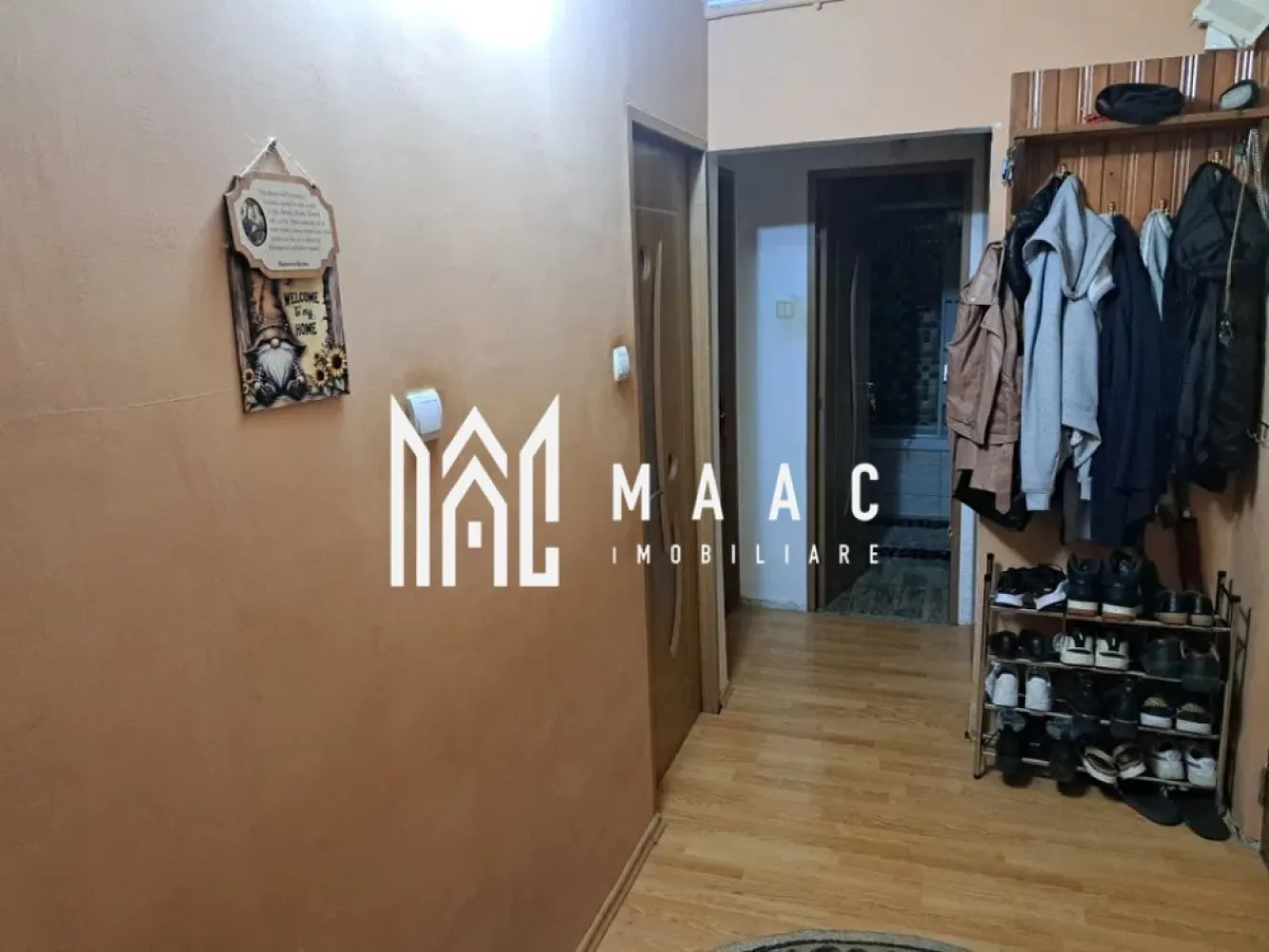 Apartament 2 camere | Parter | Balcon | Pivnita | 64 MPU - MAAC Imobiliare va prezinta un apartament 2 camere decomandat situat la parter – Zona Ștefan cel Mare. Caracteristici: Tip apartament: 2 camere, total decomandat Suprafață utilă: 64 mp Suprafață totală: 69 mp Etaj: Parter din 4 Balcon: 5 mp Pivnita: aproximativ 10 mp cu rafturi de depozitare Compartimentare: Living generos, dormitor confortabil, bucătărie separată, extinsă, baie cu cadă și geam pentru aerisire naturală, hol de intrare cu acces facil către toate camerele si balcon de 5 mp. Notă: Inițial apartamentul dispunea de 2 băi, dar una dintre ele a fost desființată pentru extinderea bucătăriei. Dotări și finisaje: Centrală termică proprie cu calorifere Se vinde parțial mobilat – rămâne mobilierul de bucătărie Posibilitate de preluare integrală a mobilierului, în funcție de înțelegere Zonă cu acces rapid la mijloace de transport în comun Apropiere de școli, grădinițe, supermarketuri, spitale, parcuri și zone comerciale Pentru mai multe detalii precizati telefonic ca ati vazut anuntul cu ID: CP2616425 }}