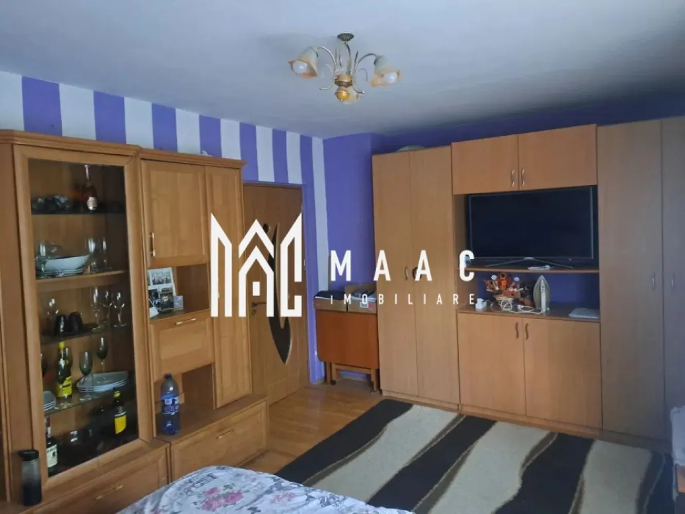 Apartament 2 camere | Parter | Balcon | Pivnita | 64 MPU - MAAC Imobiliare va prezinta un apartament 2 camere decomandat situat la parter – Zona Ștefan cel Mare. Caracteristici: Tip apartament: 2 camere, total decomandat Suprafață utilă: 64 mp Suprafață totală: 69 mp Etaj: Parter din 4 Balcon: 5 mp Pivnita: aproximativ 10 mp cu rafturi de depozitare Compartimentare: Living generos, dormitor confortabil, bucătărie separată, extinsă, baie cu cadă și geam pentru aerisire naturală, hol de intrare cu acces facil către toate camerele si balcon de 5 mp. Notă: Inițial apartamentul dispunea de 2 băi, dar una dintre ele a fost desființată pentru extinderea bucătăriei. Dotări și finisaje: Centrală termică proprie cu calorifere Se vinde parțial mobilat – rămâne mobilierul de bucătărie Posibilitate de preluare integrală a mobilierului, în funcție de înțelegere Zonă cu acces rapid la mijloace de transport în comun Apropiere de școli, grădinițe, supermarketuri, spitale, parcuri și zone comerciale Pentru mai multe detalii precizati telefonic ca ati vazut anuntul cu ID: CP2616425 }}
