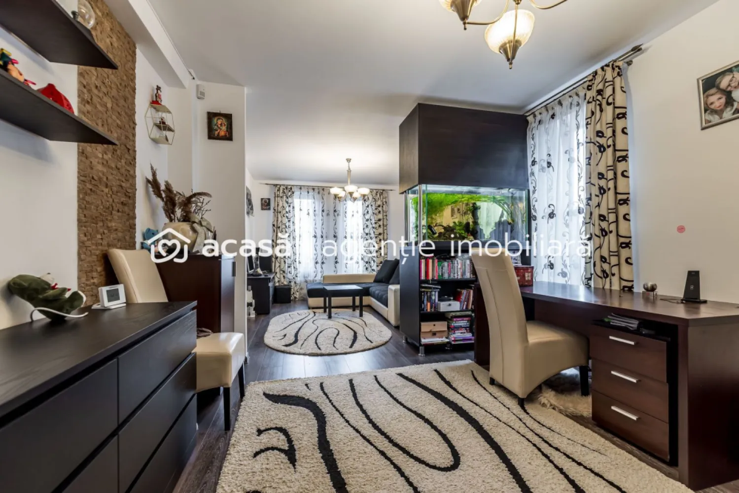 Casă P+M în Westfield | 387 mp teren | curte + anexe - Vă propun spre vânzare o casă individuală situată în cartierul rezidențial Westfield, potrivită pentru o familie care își dorește confort, compartimentare practică și curte amenajată.

Proprietatea are 140 mp utili, este construită pe un teren de 387 mp, cu amprentă la sol de 72 mp, iar casa este finalizată în 2014. Dispune de acoperiș din țiglă și izolație exterioară cu polistiren.

Se vinde mobilată și utilată, fiind pregătită pentru locuire.

Compartimentare:

Parter: bucătărie open-space | living | dining | baie cu cabină de duș | coridor | terasă exterioară acoperită

Mansardă: 2 dormitoare decomandate | dormitor matrimonial cu dressing | baie cu vană

Dotări: instalație electrică | instalații sanitare complete | instalație de încălzire pentru calorifere | aer condiționat în fiecare cameră

Exterior: curte amenajată | sistem de irigații comandat, alimentat de hidrofor | anexă separată în curte | baie pentru musafiri | cameră de depozitare cu intrare separată | 3 locuri de parcare în fața casei

Preț listare: 189.900 Euro

Pentru detalii și vizionare: Mihai Molnar – consultant imobiliar | 0761 899 230 (Telefon/WhatsApp)