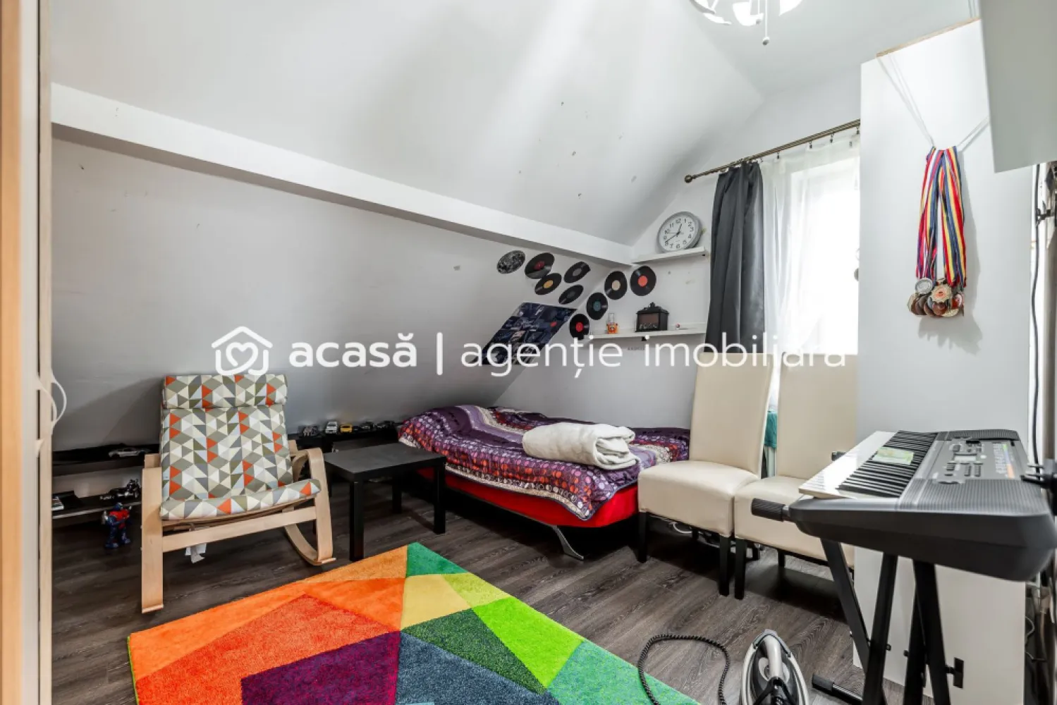 Casă P+M în Westfield | 387 mp teren | curte + anexe - Vă propun spre vânzare o casă individuală situată în cartierul rezidențial Westfield, potrivită pentru o familie care își dorește confort, compartimentare practică și curte amenajată.

Proprietatea are 140 mp utili, este construită pe un teren de 387 mp, cu amprentă la sol de 72 mp, iar casa este finalizată în 2014. Dispune de acoperiș din țiglă și izolație exterioară cu polistiren.

Se vinde mobilată și utilată, fiind pregătită pentru locuire.

Compartimentare:

Parter: bucătărie open-space | living | dining | baie cu cabină de duș | coridor | terasă exterioară acoperită

Mansardă: 2 dormitoare decomandate | dormitor matrimonial cu dressing | baie cu vană

Dotări: instalație electrică | instalații sanitare complete | instalație de încălzire pentru calorifere | aer condiționat în fiecare cameră

Exterior: curte amenajată | sistem de irigații comandat, alimentat de hidrofor | anexă separată în curte | baie pentru musafiri | cameră de depozitare cu intrare separată | 3 locuri de parcare în fața casei

Preț listare: 189.900 Euro

Pentru detalii și vizionare: Mihai Molnar – consultant imobiliar | 0761 899 230 (Telefon/WhatsApp)