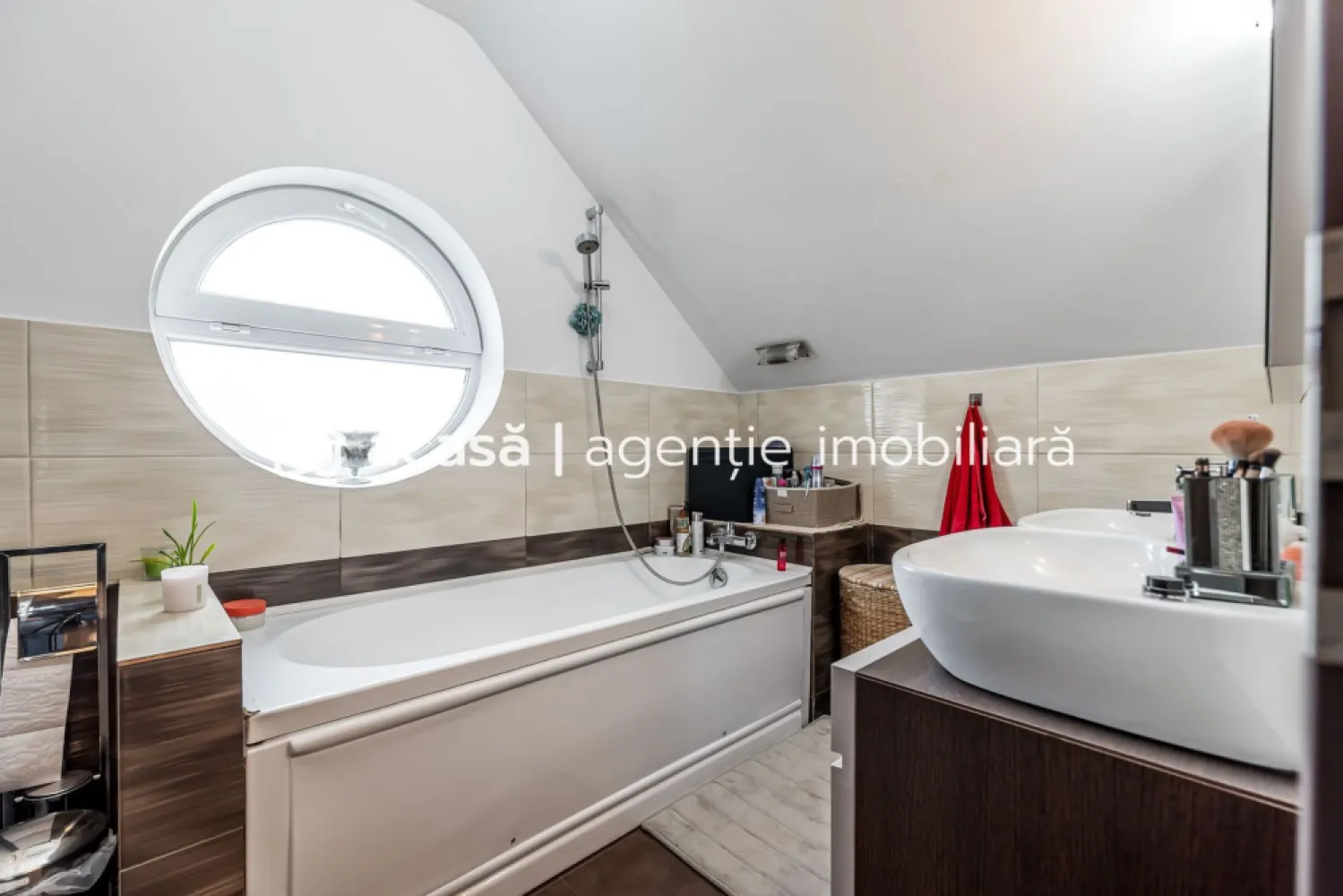 Casă mobilată și utiliată în Westfield | 387 mp teren | curte + anexe