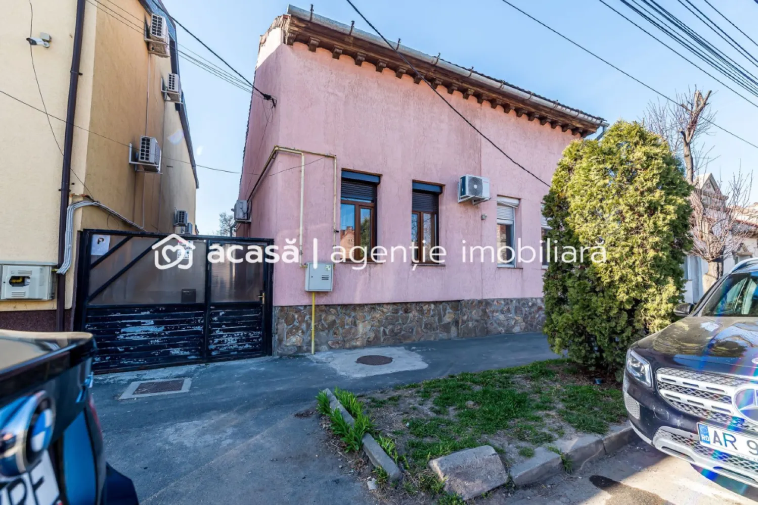 PROPIETATE REZERVATA -Apartament 2 camere in Parneava - 🏡 Dacă ai căuta un apartament bine poziționat în Arad… acesta ar putea fi exact ce îți dorești.

Cauți o locuință practică, într-o zonă unde totul este aproape? Imaginează-ți cum ar fi să locuiești în Pârneava, cu acces rapid spre centru, magazine, transport și toate facilitățile orașului.

Acest apartament cu 2 camere decomandate, situat la parterul unei case din cărămidă, îți oferă exact acel echilibru între liniște, spațiu și confort. Cu 48 mp utili (74 mp total) și o compartimentare practică, este genul de locuință în care te vezi locuind încă de la prima vizionare.

✨ Ce îl face special:
• Bucătărie închisă, complet mobilată – locul perfect pentru dimineți liniștite
• Baie cu geam pentru lumină naturală
• Apartament renovat în 2016
• Se vinde mobilat complet – practic poți imagina deja cum îți aduci doar lucrurile personale
• Centrală proprie + opțiune centrală pe lemne
• Aer condiționat
• Ferestre din aluminiu cu rulouri PVC
• Parchet laminat și gresie

În plus, ai boxă la subsol, debara, curte comună și loc de parcare, detalii care fac viața de zi cu zi mai simplă.

📍 Locația este unul dintre marile avantaje: apartamentul este situat vizavi de benzinăria Socar și Poliția Rutieră, cu acces rapid către centru și principalele puncte de interes din Arad

🆔 ID proprietate: CP2956412
📞 Pentru detalii și programarea unei vizionări:
Mihai Bica 0742543526

Nu dispui de toată suma? Te ajutăm noi gratuit! Îți obținem oferte de la 16 bănci.
Ai o proprietate de vânzare în Arad și vrei să știi cât valorează cu adevărat?

Birou: ACASĂ | Agenție imobiliară Arad
Adresă: Bulevardul Decebal 2, Arad 310133