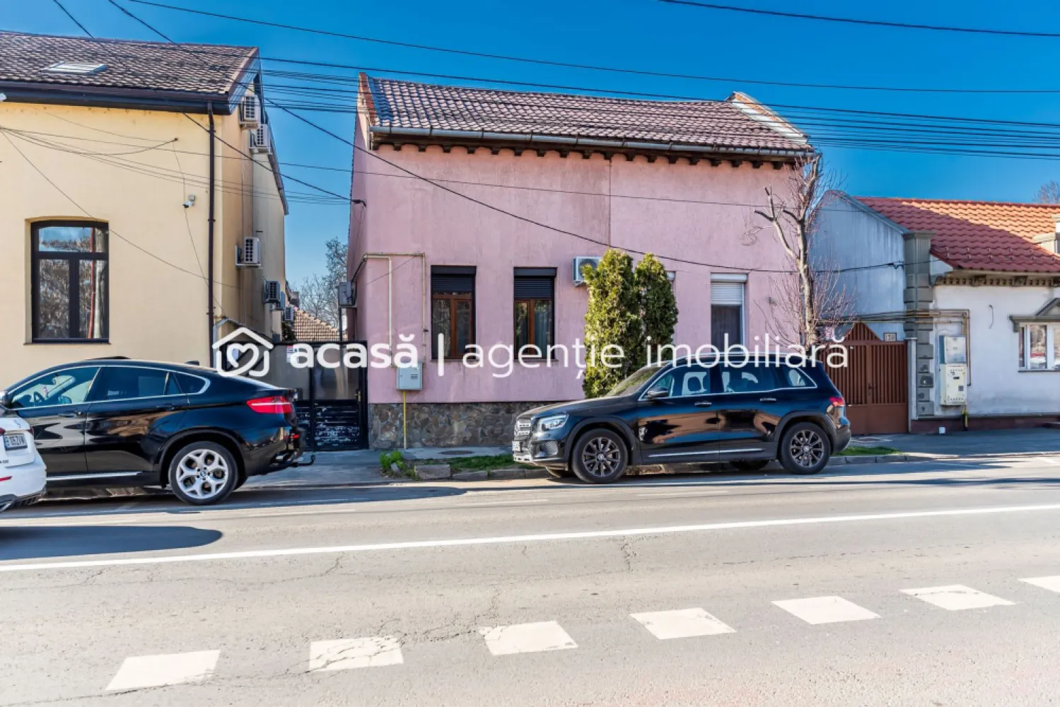 PROPIETATE REZERVATA -Apartament 2 camere in Parneava - 🏡 Dacă ai căuta un apartament bine poziționat în Arad… acesta ar putea fi exact ce îți dorești.

Cauți o locuință practică, într-o zonă unde totul este aproape? Imaginează-ți cum ar fi să locuiești în Pârneava, cu acces rapid spre centru, magazine, transport și toate facilitățile orașului.

Acest apartament cu 2 camere decomandate, situat la parterul unei case din cărămidă, îți oferă exact acel echilibru între liniște, spațiu și confort. Cu 48 mp utili (74 mp total) și o compartimentare practică, este genul de locuință în care te vezi locuind încă de la prima vizionare.

✨ Ce îl face special:
• Bucătărie închisă, complet mobilată – locul perfect pentru dimineți liniștite
• Baie cu geam pentru lumină naturală
• Apartament renovat în 2016
• Se vinde mobilat complet – practic poți imagina deja cum îți aduci doar lucrurile personale
• Centrală proprie + opțiune centrală pe lemne
• Aer condiționat
• Ferestre din aluminiu cu rulouri PVC
• Parchet laminat și gresie

În plus, ai boxă la subsol, debara, curte comună și loc de parcare, detalii care fac viața de zi cu zi mai simplă.

📍 Locația este unul dintre marile avantaje: apartamentul este situat vizavi de benzinăria Socar și Poliția Rutieră, cu acces rapid către centru și principalele puncte de interes din Arad

🆔 ID proprietate: CP2956412
📞 Pentru detalii și programarea unei vizionări:
Mihai Bica 0742543526

Nu dispui de toată suma? Te ajutăm noi gratuit! Îți obținem oferte de la 16 bănci.
Ai o proprietate de vânzare în Arad și vrei să știi cât valorează cu adevărat?

Birou: ACASĂ | Agenție imobiliară Arad
Adresă: Bulevardul Decebal 2, Arad 310133