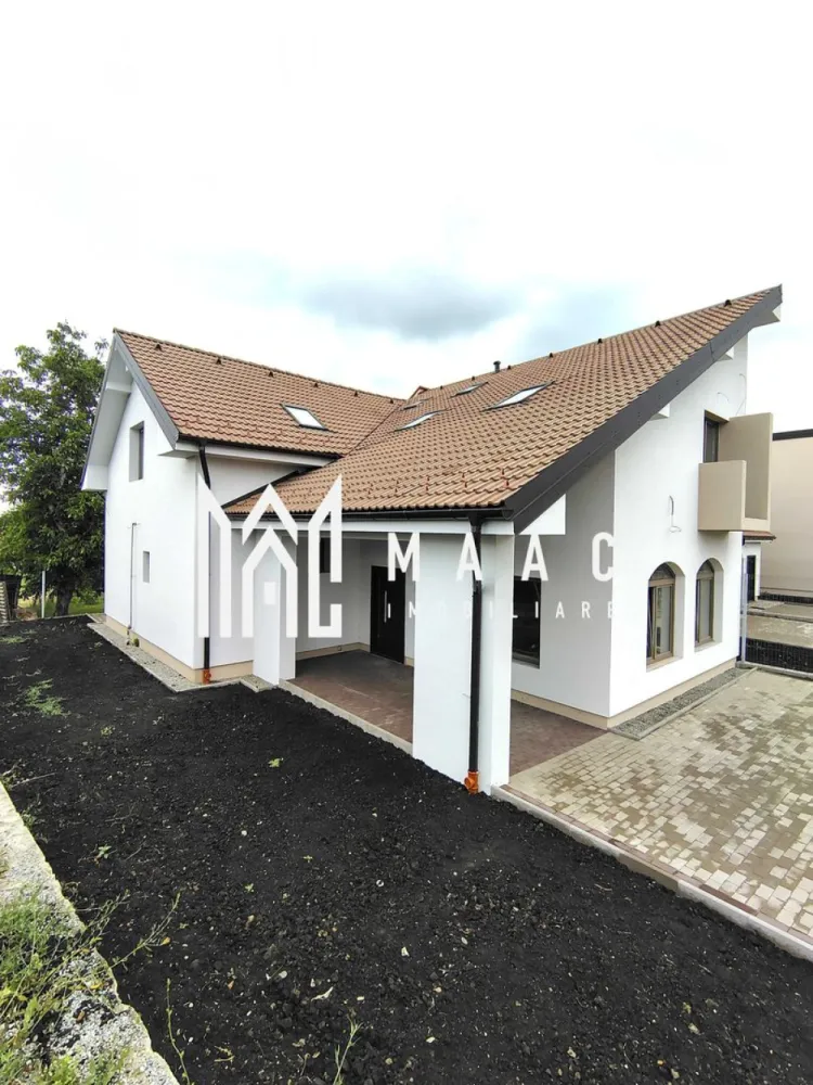 Casa Rezidentiala | 5 Camere | 172 Mp | Șura Mică - MAAC Imobiliare vă prezintă Casa C1, o locuință individuală P+M, situată într-o zonă centrală și liniștită din Șura Mică, cu acces direct din DJ106B și drum privat propriu. Suprafață teren: 481.99 mp Amprentă la sol: 118.21 mp Suprafață utilă: 171.97 mp Teren liber: 267.4 mp Terasa acoperită: 15.92 mp Front stradal: 5.09 m 2 locuri de parcare pavate în curtea din față Zonă BBQ pavata în curtea din spate - Poziționare excelentă: priveliște superbă, zonă verde, intimitate maximă - În apropiere: stație de autobuz, școală gimnazială, sală/teren sport 🏠 Compartimentare: Parter: Terasă acoperită: 15.92 mp Hol: 5.45 mp Baie: 8.62 mp Living + bucătărie open-space: 48.69 mp Dressing: 6.38 mp Cameră: 19.36 mp Scară de acces mansardă Mansardă: Hol: 8.65 mp 2 băi (4.79 mp și 6.64 mp) Dressing: 4.41 mp 3 dormitoare (21.92 mp, 17.44 mp, 19.62 mp) Înălțime utilă etaj: între 1.69 m – 3.10 m Dotări și finisaje (semifinisată): Centrală termică pe gaz Ferroli Încălzire în pardoseală Viega la parter, radiatoare aluminiu la etaj Instalație electrică completă (curenți tari/trifazic și slabi), sanitară (fără obiecte sanitare) Ușă metalică la intrare Tâmplărie Salamander cu 7 camere și geam triplu termoizolant, feronerie Rotto Izolație exterioară cu polistiren de 10 cm Pereți tencuiți, șapă mecanizată, fațadă decorativă Acoperiș cu țiglă ceramică, scări din beton Contoare individuale (apă, electric, gaz) la limita proprietății Împrejmuire individuală pentru intimitate Rețea electrică nouă, post de transformare propriu Casă nou construită în anul 2025, optimizată pentru confortul unei familii, cu acces rapid către Sibiu. 📞 Pentru detalii suplimentare, informații și programarea unei vizionări, vă rugăm să ne contactați menționând ID:CP2615568 }}