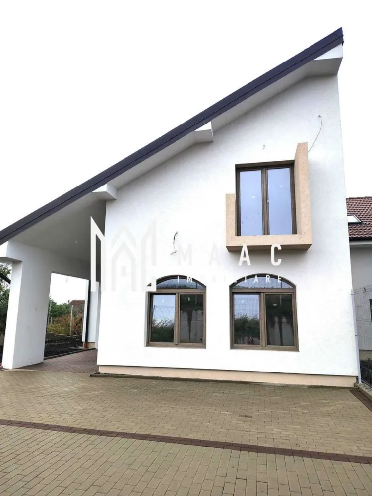 Casa Rezidentiala | 5 Camere | 172 Mp | Șura Mică - MAAC Imobiliare vă prezintă Casa C1, o locuință individuală P+M, situată într-o zonă centrală și liniștită din Șura Mică, cu acces direct din DJ106B și drum privat propriu. Suprafață teren: 481.99 mp Amprentă la sol: 118.21 mp Suprafață utilă: 171.97 mp Teren liber: 267.4 mp Terasa acoperită: 15.92 mp Front stradal: 5.09 m 2 locuri de parcare pavate în curtea din față Zonă BBQ pavata în curtea din spate - Poziționare excelentă: priveliște superbă, zonă verde, intimitate maximă - În apropiere: stație de autobuz, școală gimnazială, sală/teren sport 🏠 Compartimentare: Parter: Terasă acoperită: 15.92 mp Hol: 5.45 mp Baie: 8.62 mp Living + bucătărie open-space: 48.69 mp Dressing: 6.38 mp Cameră: 19.36 mp Scară de acces mansardă Mansardă: Hol: 8.65 mp 2 băi (4.79 mp și 6.64 mp) Dressing: 4.41 mp 3 dormitoare (21.92 mp, 17.44 mp, 19.62 mp) Înălțime utilă etaj: între 1.69 m – 3.10 m Dotări și finisaje (semifinisată): Centrală termică pe gaz Ferroli Încălzire în pardoseală Viega la parter, radiatoare aluminiu la etaj Instalație electrică completă (curenți tari/trifazic și slabi), sanitară (fără obiecte sanitare) Ușă metalică la intrare Tâmplărie Salamander cu 7 camere și geam triplu termoizolant, feronerie Rotto Izolație exterioară cu polistiren de 10 cm Pereți tencuiți, șapă mecanizată, fațadă decorativă Acoperiș cu țiglă ceramică, scări din beton Contoare individuale (apă, electric, gaz) la limita proprietății Împrejmuire individuală pentru intimitate Rețea electrică nouă, post de transformare propriu Casă nou construită în anul 2025, optimizată pentru confortul unei familii, cu acces rapid către Sibiu. 📞 Pentru detalii suplimentare, informații și programarea unei vizionări, vă rugăm să ne contactați menționând ID:CP2615568 }}