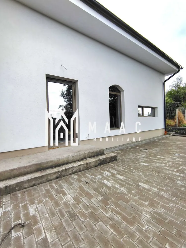 Casa Rezidentiala | 5 Camere | 172 Mp | Șura Mică - MAAC Imobiliare vă prezintă Casa C1, o locuință individuală P+M, situată într-o zonă centrală și liniștită din Șura Mică, cu acces direct din DJ106B și drum privat propriu. Suprafață teren: 481.99 mp Amprentă la sol: 118.21 mp Suprafață utilă: 171.97 mp Teren liber: 267.4 mp Terasa acoperită: 15.92 mp Front stradal: 5.09 m 2 locuri de parcare pavate în curtea din față Zonă BBQ pavata în curtea din spate - Poziționare excelentă: priveliște superbă, zonă verde, intimitate maximă - În apropiere: stație de autobuz, școală gimnazială, sală/teren sport 🏠 Compartimentare: Parter: Terasă acoperită: 15.92 mp Hol: 5.45 mp Baie: 8.62 mp Living + bucătărie open-space: 48.69 mp Dressing: 6.38 mp Cameră: 19.36 mp Scară de acces mansardă Mansardă: Hol: 8.65 mp 2 băi (4.79 mp și 6.64 mp) Dressing: 4.41 mp 3 dormitoare (21.92 mp, 17.44 mp, 19.62 mp) Înălțime utilă etaj: între 1.69 m – 3.10 m Dotări și finisaje (semifinisată): Centrală termică pe gaz Ferroli Încălzire în pardoseală Viega la parter, radiatoare aluminiu la etaj Instalație electrică completă (curenți tari/trifazic și slabi), sanitară (fără obiecte sanitare) Ușă metalică la intrare Tâmplărie Salamander cu 7 camere și geam triplu termoizolant, feronerie Rotto Izolație exterioară cu polistiren de 10 cm Pereți tencuiți, șapă mecanizată, fațadă decorativă Acoperiș cu țiglă ceramică, scări din beton Contoare individuale (apă, electric, gaz) la limita proprietății Împrejmuire individuală pentru intimitate Rețea electrică nouă, post de transformare propriu Casă nou construită în anul 2025, optimizată pentru confortul unei familii, cu acces rapid către Sibiu. 📞 Pentru detalii suplimentare, informații și programarea unei vizionări, vă rugăm să ne contactați menționând ID:CP2615568 }}