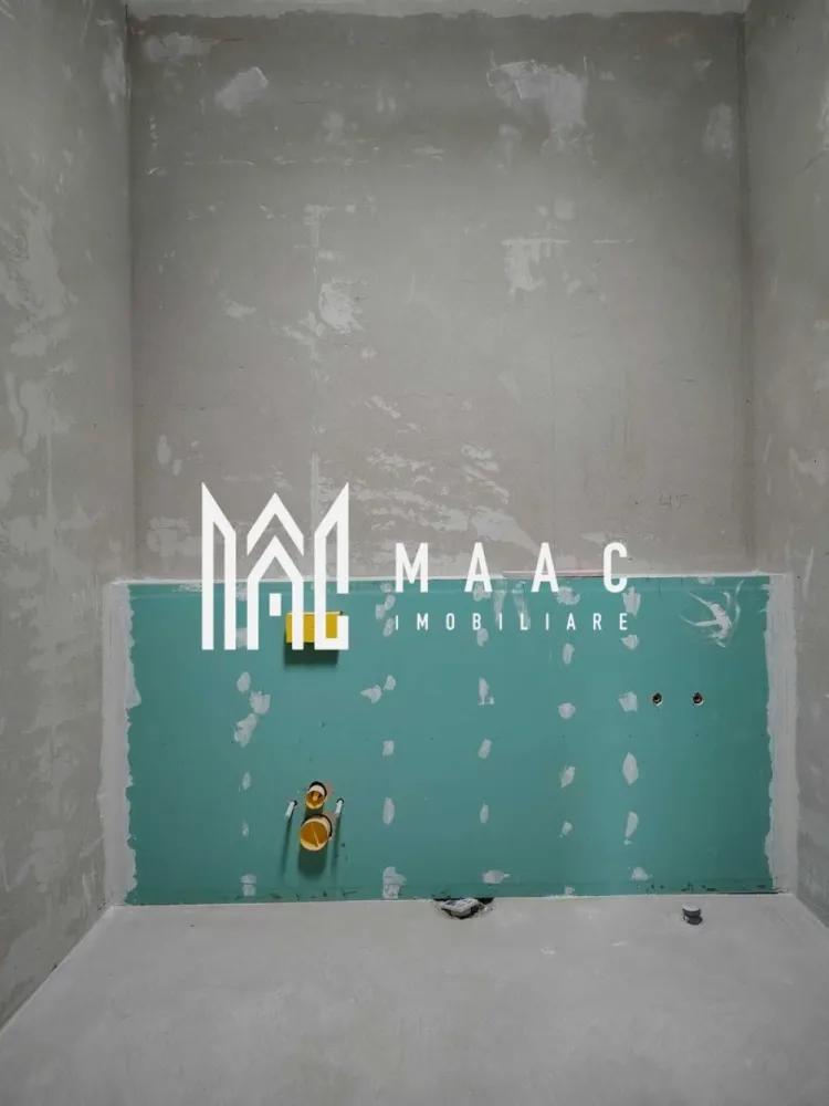 Casa Rezidentiala | 5 Camere | 172 Mp | Șura Mică - MAAC Imobiliare vă prezintă Casa C1, o locuință individuală P+M, situată într-o zonă centrală și liniștită din Șura Mică, cu acces direct din DJ106B și drum privat propriu. Suprafață teren: 481.99 mp Amprentă la sol: 118.21 mp Suprafață utilă: 171.97 mp Teren liber: 267.4 mp Terasa acoperită: 15.92 mp Front stradal: 5.09 m 2 locuri de parcare pavate în curtea din față Zonă BBQ pavata în curtea din spate - Poziționare excelentă: priveliște superbă, zonă verde, intimitate maximă - În apropiere: stație de autobuz, școală gimnazială, sală/teren sport 🏠 Compartimentare: Parter: Terasă acoperită: 15.92 mp Hol: 5.45 mp Baie: 8.62 mp Living + bucătărie open-space: 48.69 mp Dressing: 6.38 mp Cameră: 19.36 mp Scară de acces mansardă Mansardă: Hol: 8.65 mp 2 băi (4.79 mp și 6.64 mp) Dressing: 4.41 mp 3 dormitoare (21.92 mp, 17.44 mp, 19.62 mp) Înălțime utilă etaj: între 1.69 m – 3.10 m Dotări și finisaje (semifinisată): Centrală termică pe gaz Ferroli Încălzire în pardoseală Viega la parter, radiatoare aluminiu la etaj Instalație electrică completă (curenți tari/trifazic și slabi), sanitară (fără obiecte sanitare) Ușă metalică la intrare Tâmplărie Salamander cu 7 camere și geam triplu termoizolant, feronerie Rotto Izolație exterioară cu polistiren de 10 cm Pereți tencuiți, șapă mecanizată, fațadă decorativă Acoperiș cu țiglă ceramică, scări din beton Contoare individuale (apă, electric, gaz) la limita proprietății Împrejmuire individuală pentru intimitate Rețea electrică nouă, post de transformare propriu Casă nou construită în anul 2025, optimizată pentru confortul unei familii, cu acces rapid către Sibiu. 📞 Pentru detalii suplimentare, informații și programarea unei vizionări, vă rugăm să ne contactați menționând ID:CP2615568 }}