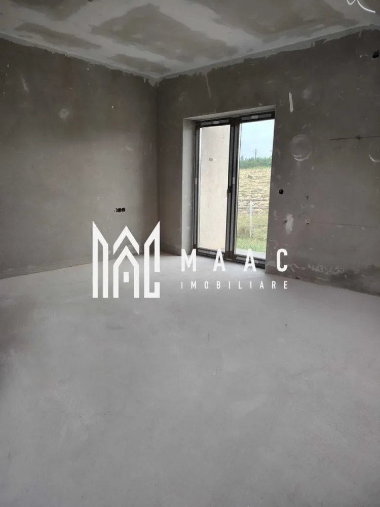 Casa Rezidentiala | 5 Camere | 172 Mp | Șura Mică - MAAC Imobiliare vă prezintă Casa C1, o locuință individuală P+M, situată într-o zonă centrală și liniștită din Șura Mică, cu acces direct din DJ106B și drum privat propriu. Suprafață teren: 481.99 mp Amprentă la sol: 118.21 mp Suprafață utilă: 171.97 mp Teren liber: 267.4 mp Terasa acoperită: 15.92 mp Front stradal: 5.09 m 2 locuri de parcare pavate în curtea din față Zonă BBQ pavata în curtea din spate - Poziționare excelentă: priveliște superbă, zonă verde, intimitate maximă - În apropiere: stație de autobuz, școală gimnazială, sală/teren sport 🏠 Compartimentare: Parter: Terasă acoperită: 15.92 mp Hol: 5.45 mp Baie: 8.62 mp Living + bucătărie open-space: 48.69 mp Dressing: 6.38 mp Cameră: 19.36 mp Scară de acces mansardă Mansardă: Hol: 8.65 mp 2 băi (4.79 mp și 6.64 mp) Dressing: 4.41 mp 3 dormitoare (21.92 mp, 17.44 mp, 19.62 mp) Înălțime utilă etaj: între 1.69 m – 3.10 m Dotări și finisaje (semifinisată): Centrală termică pe gaz Ferroli Încălzire în pardoseală Viega la parter, radiatoare aluminiu la etaj Instalație electrică completă (curenți tari/trifazic și slabi), sanitară (fără obiecte sanitare) Ușă metalică la intrare Tâmplărie Salamander cu 7 camere și geam triplu termoizolant, feronerie Rotto Izolație exterioară cu polistiren de 10 cm Pereți tencuiți, șapă mecanizată, fațadă decorativă Acoperiș cu țiglă ceramică, scări din beton Contoare individuale (apă, electric, gaz) la limita proprietății Împrejmuire individuală pentru intimitate Rețea electrică nouă, post de transformare propriu Casă nou construită în anul 2025, optimizată pentru confortul unei familii, cu acces rapid către Sibiu. 📞 Pentru detalii suplimentare, informații și programarea unei vizionări, vă rugăm să ne contactați menționând ID:CP2615568 }}