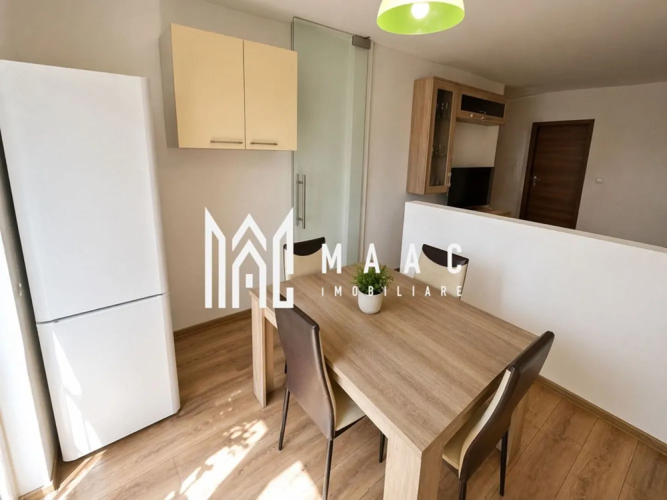 Apartament 2 camere I Magnolia I Parter I Mobilat I Parcare Inclusă - MAAC Imobiliare vă propune spre vânzare un apartament cu 2 camere, ideal atât pentru locuit, cât și pentru investiție. Locuința este amplasată la parterul unui imobil cu regim de înălțime P+4, dotat cu lift, într-o zonă liniștită și bine dezvoltată – cartierul Magnolia.

Compartimentare:

Living spațios
Dormitor
Bucătărie separată de living prin perete vitrat și ușă din sticlă, oferind lumină naturală din abundență
Baie
Balcon

Apartamentul se vinde complet mobilat și utilat, fiind pregătit pentru mutare imediată.

Dotări și beneficii:

Loc de parcare inclus
Ușă metalică la intrare
Ferestre tip termopan
Contorizare individuală (apometru, contor electric și de gaz)
Imobil intabulat

Această proprietate reprezintă o alegere excelentă pentru cei care caută confort, accesibilitate și o zonă în plină dezvoltare.

Pentru mai multe informații și programarea unei vizionări, vă rugăm să specificați ID: CP3043665.