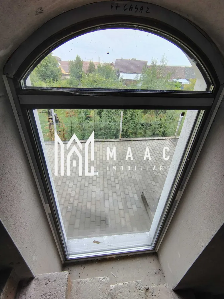 Casa Rezidentiala |5 Camere | Parcare |Sura Mica - MACC IMOBILIARE vă oferă spre vânzare Casa C2 este o locuință cuplată tip P+M, ideală pentru o familie care caută echilibru între spațiu, confort și intimitate. - Teren total: 328,93 mp - Amprentă la sol: 113,08 mp - Teren liber: ~119,5 mp - 2 locuri de parcare pavate în curte (față) -Zonă BBQ pavata în curtea din spate - Acces pe drum privat propriu - Front stradal: 9,8 m Compartimentare interioară – 156,29 mp utili: Parter: Hol – 14,89 mp Cameră de zi – 39,85 mp Bucătărie – 10,57 mp (open-space cu livingul) Cameră – 16,5 mp Baie – 6,71 mp Scară interioară de acces mansardă Mansardă: Hol – 17,26 mp Baie – 5,08 mp Birou – 10,17 mp Dormitor 1 – 17,14 mp Dormitor 2 – 18,12 mp Înălțime utilă etaj: de la 1,69 m la 3,10 m Caracteristici și dotări – Casa C2, construcție nouă 2025, semifinisată: Centrală termică pe gaz Ferroli Încălzire în pardoseală Viega la parter Radiatoare de aluminiu la mansardă Instalații electrice complete (curenți tari și slabi, tablou electric trifazic) Instalație sanitară completă (fără obiecte sanitare) Infrastructură pentru termostate Ușă metalică la intrare Tâmplărie termoizolantă Salamander (7 camere), geamuri mari, triplu vitraj (3 foi sticlă, garnituri izolante, Low-E), feronerie Roto - Pereți tencuiți, șapă mecanizată - Fațade cu tencuială decorativă - Acoperiș din țiglă ceramică - Scări din beton - Terasă acoperită și pavata Contoare individuale montate la limita proprietății (apă, gaz, electricitate) -Rețea electrică nouă + post de transformare propriu -Împrejmuire individuală – intimitate față de vecini Avantaje cheie: - Compartimentare modernă și funcțională - Lumină naturală din abundență - Intimitate și confort optim pentru o familie - Acces rapid spre orașul Sibiu Finalizare în 2025 – livrare semifinisată, pregătită pentru personalizarea finisajelor }}