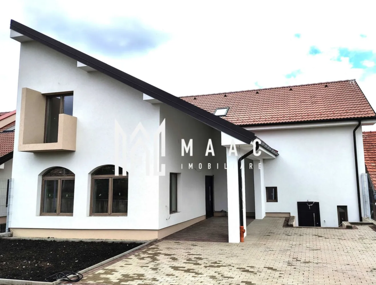 Casa 7 Camere | 418 MP | Șura Mică - MAAC Imobiliare vă propune spre vânzare o casă individuală tip C4, amplasată pe un teren generos de 418,71 mp, într-o zonă liniștită, cu acces facil către orașul Sibiu. Această proprietate este ideală pentru o familie care caută spațiu, intimitate și confort. 🏡 Detalii generale: Regim de înălțime: D+P+M (Demisol + Parter + Mansardă) Suprafață utilă: 216,61 mp Amprentă la sol: 145,21 mp Teren liber: 177,12 mp Front stradal: 13,2 m 2 locuri de parcare pavate în curtea din față Loc BBQ în curtea din spate Terasă acoperită: 13,98 mp Acces privat pe drum propriu Compartimentare: Demisol (parțial): Acces din exterior Pivniță/depozitare – 15,41 mp Înălțime utilă: 4,42 m - Parter: Terasă acoperită – 13,98 mp Hol – 5,23 mp Baie – 6,42 mp Dressing – 6,11 mp Living + bucătărie open-space – 49,55 mp Birou – 10,81 mp Cameră – 19,36 mp Scară acces mansardă Înălțime utilă: 2,97 m - Mansardă: Hol – 11,83 mp 2 băi (7,31 mp și 8,82 mp) Dressing – 5,96 mp 4 dormitoare spațioase: Dormitor 1 – 17,38 mp Dormitor 2 – 17,07 mp Dormitor 3 – 14,96 mp Dormitor 4 – 23,61 mp Înălțime utilă: între 1,69 m și 3,10 m Dotări și finisaje (semifinisată): Centrală termică pe gaz Ferroli Încălzire în pardoseală la parter, radiatoare de aluminiu la mansardă Instalație electrică trifazică + curenți slabi, tablou electric Instalație sanitară completă (fără obiecte sanitare) Infrastructură cablată pentru termostate Ușă metalică la intrare Tâmplărie termoizolantă Salamander – 7 camere, geam triplu, Low-e, feronerie Rotto Izolație fonică și termică excelentă Pereți tencuiți, pardoseli cu șapă mecanizată Fațade cu tencuială decorativă Acoperiș cu țiglă ceramică Scări din beton Curte pavată, împrejmuire individuală Contoare individuale (apă, curent, gaz) Rețea electrică nouă cu post de transformare propriu ✅ Beneficii: Construcție nouă 2025 Compartimentare ideală pentru familii Lumină naturală din abundență Locație liniștită, cu acces rapid la Sibiu Intimitate totală datorită împrejmuirii și poziționării 📞 Pentru mai multe detalii, programarea unei vizionări sau identificarea proprietății în baza noastră de date, te rugăm să ne contactezi menționând ID:CP2615562 }}