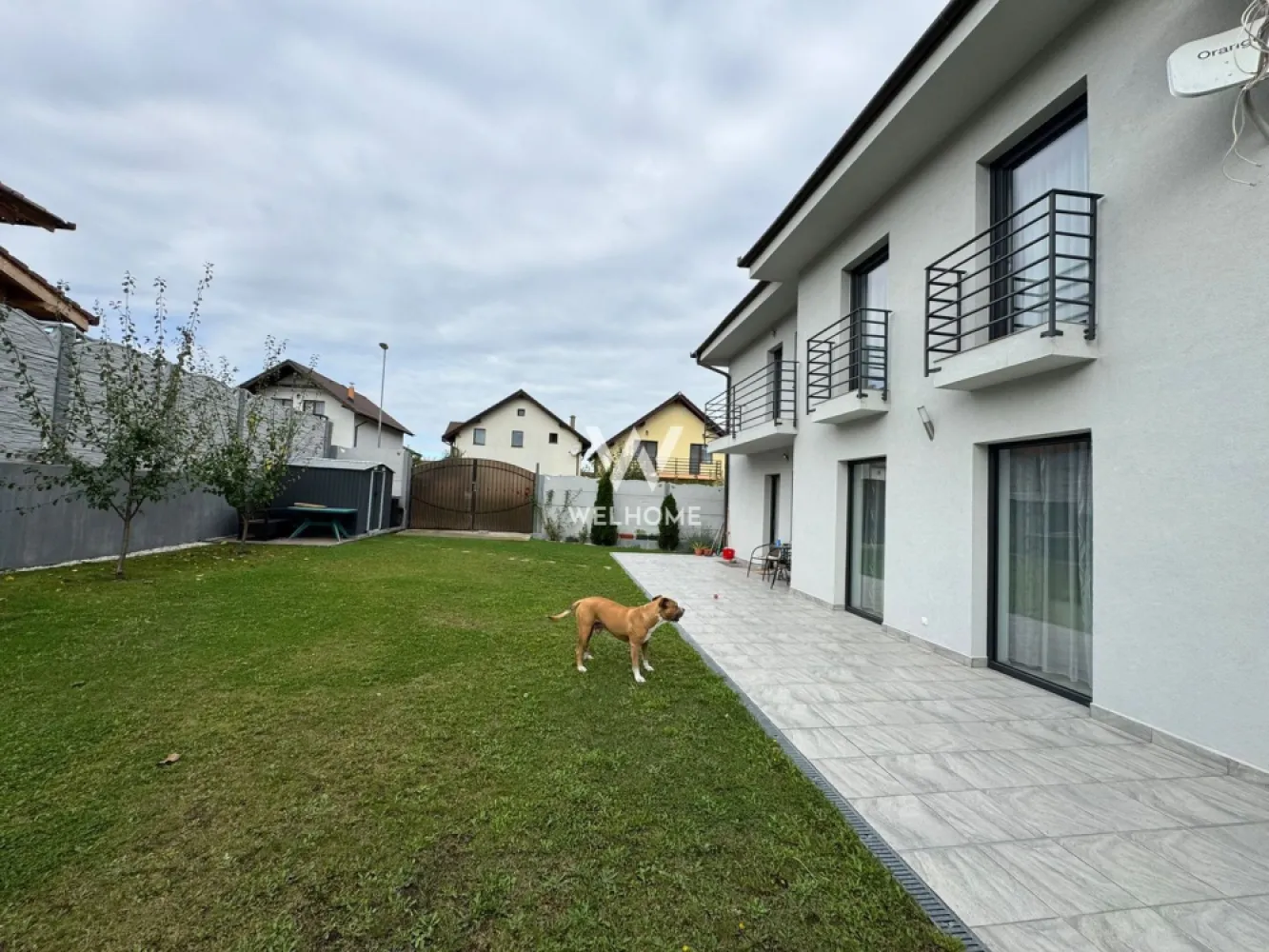 Casa superba , 5 camere si garaj ,zona linistita Sibiu - Casa moderna cu terasa , 2 balcoane si garaj cu 2 locuri de parcare la 9 km de Sibiu, intr-o zona aerisita de case .
Compartimentare este perfecta pentru familie numeroasa avand 5 camere dintre care un dormitor in zona de parter , livingul si bucataria inchisa .Tot in zona de jos avem garajul de 31.34 mp cu 2 locuri de parcare .
La etaj ne intampina cele 3 dormitoare spatioase si luminoase dintre care 2 cu iesire pe balcon si unul cu iesire pe terasa de 37 mp. Casa dispune de pod.
Imobilul este modern, amenajata cu materiale de inalta calitate , caramida porotherm 30 , izolatie cu vata bazaltica , geamuri termopan , usi de interior si exterior .Incalzirea se face prin pardoseala cu centrala termica .
Casa se vinde mobilata si utilata , bucataria cu mobila de calitate si electrocasnice , cele 3 bai dotate cu elemente sanitare .
Curtea generoasa cu gazon si pomisori decorativi creeaza un spatiu perfect pentru relaxare .

Pret : 408.000 Negociabil
