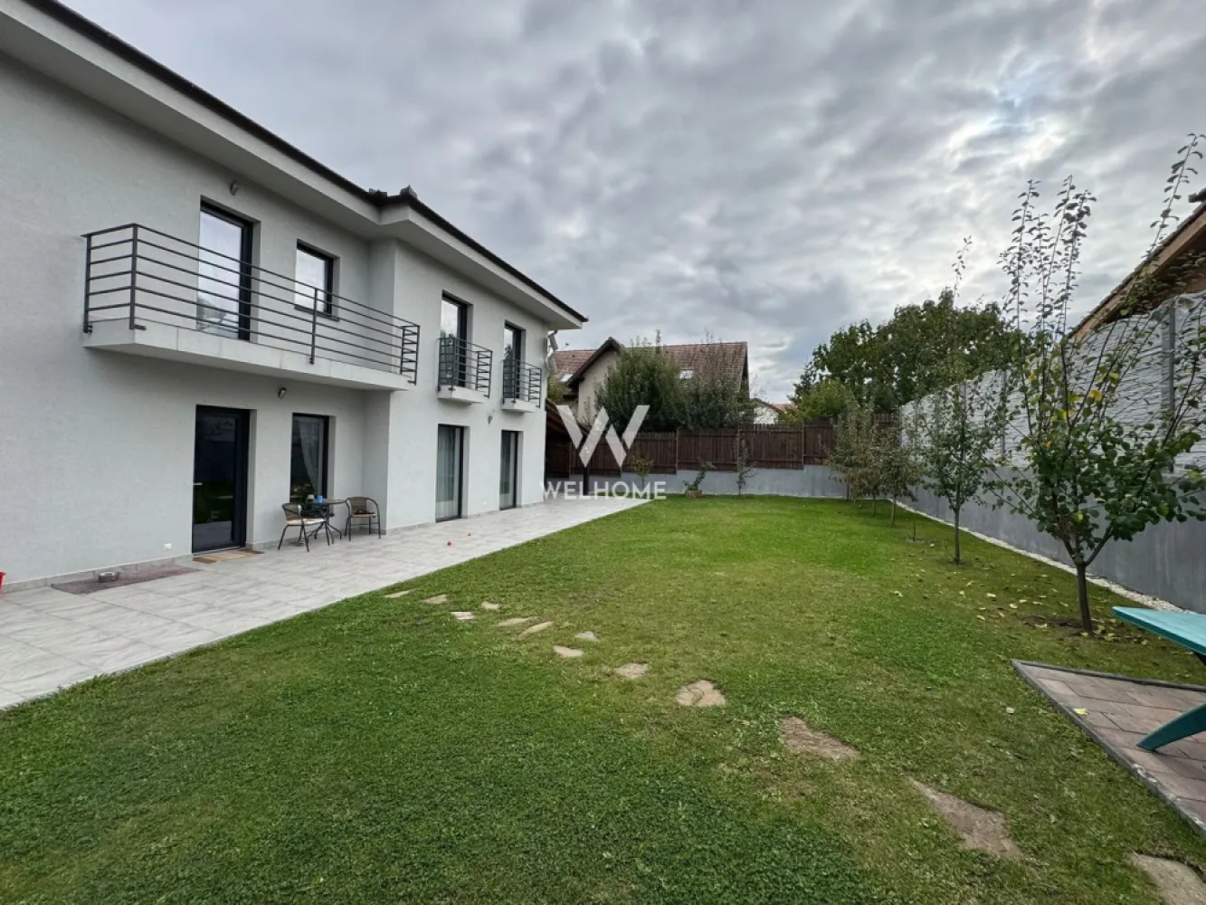 Casa superba , 5 camere si garaj ,zona linistita Sibiu - Casa moderna cu terasa , 2 balcoane si garaj cu 2 locuri de parcare la 9 km de Sibiu, intr-o zona aerisita de case .
Compartimentare este perfecta pentru familie numeroasa avand 5 camere dintre care un dormitor in zona de parter , livingul si bucataria inchisa .Tot in zona de jos avem garajul de 31.34 mp cu 2 locuri de parcare .
La etaj ne intampina cele 3 dormitoare spatioase si luminoase dintre care 2 cu iesire pe balcon si unul cu iesire pe terasa de 37 mp. Casa dispune de pod.
Imobilul este modern, amenajata cu materiale de inalta calitate , caramida porotherm 30 , izolatie cu vata bazaltica , geamuri termopan , usi de interior si exterior .Incalzirea se face prin pardoseala cu centrala termica .
Casa se vinde mobilata si utilata , bucataria cu mobila de calitate si electrocasnice , cele 3 bai dotate cu elemente sanitare .
Curtea generoasa cu gazon si pomisori decorativi creeaza un spatiu perfect pentru relaxare .

Pret : 408.000 Negociabil