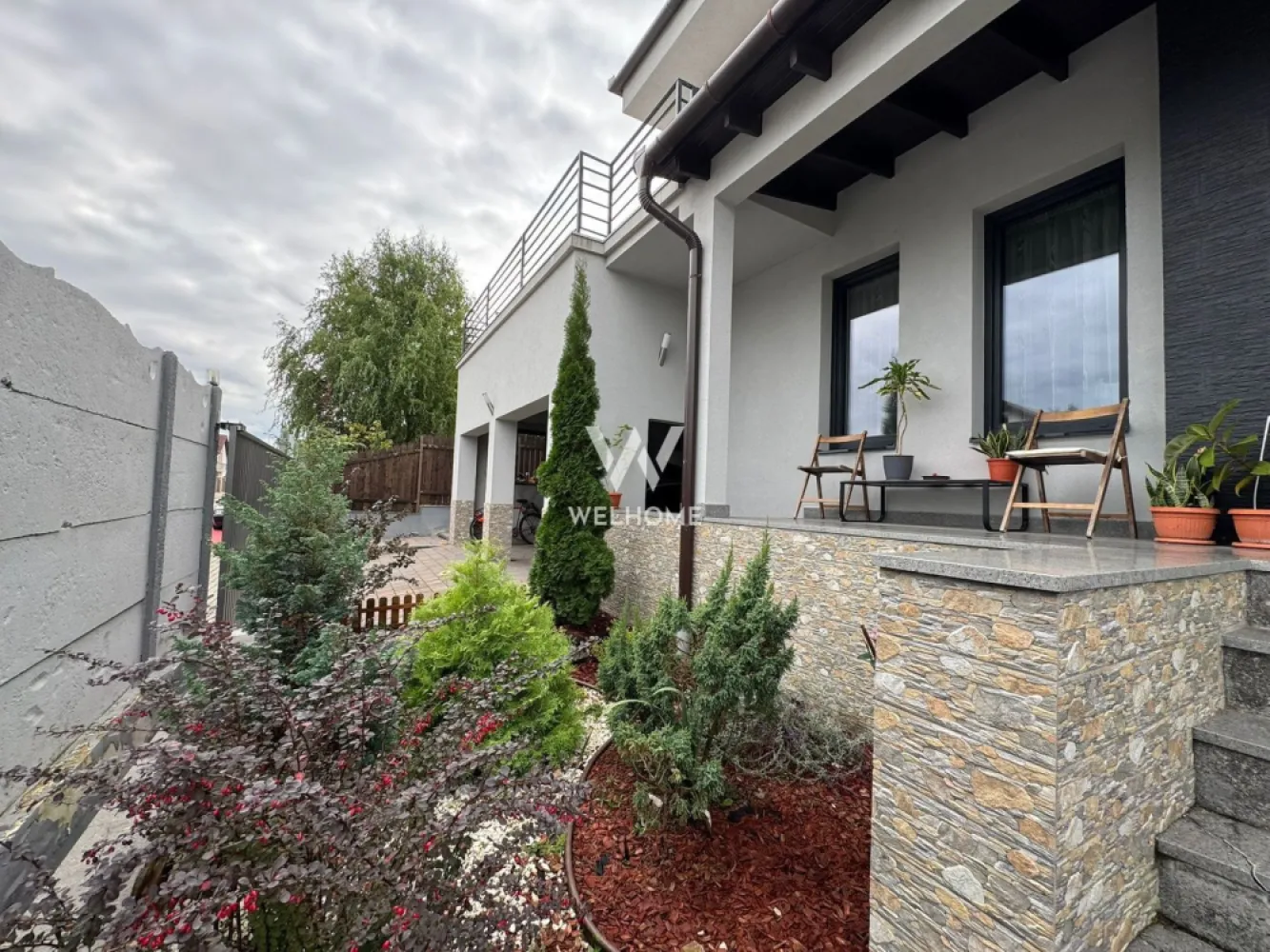 Casa superba , 5 camere si garaj ,zona linistita Sibiu - Casa moderna cu terasa , 2 balcoane si garaj cu 2 locuri de parcare la 9 km de Sibiu, intr-o zona aerisita de case .
Compartimentare este perfecta pentru familie numeroasa avand 5 camere dintre care un dormitor in zona de parter , livingul si bucataria inchisa .Tot in zona de jos avem garajul de 31.34 mp cu 2 locuri de parcare .
La etaj ne intampina cele 3 dormitoare spatioase si luminoase dintre care 2 cu iesire pe balcon si unul cu iesire pe terasa de 37 mp. Casa dispune de pod.
Imobilul este modern, amenajata cu materiale de inalta calitate , caramida porotherm 30 , izolatie cu vata bazaltica , geamuri termopan , usi de interior si exterior .Incalzirea se face prin pardoseala cu centrala termica .
Casa se vinde mobilata si utilata , bucataria cu mobila de calitate si electrocasnice , cele 3 bai dotate cu elemente sanitare .
Curtea generoasa cu gazon si pomisori decorativi creeaza un spatiu perfect pentru relaxare .

Pret : 408.000 Negociabil