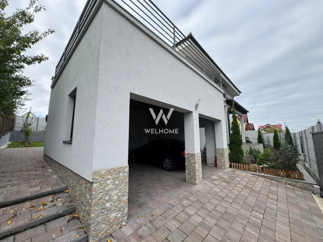 Casa superba , 5 camere si garaj ,zona linistita Sibiu - Casa moderna cu terasa , 2 balcoane si garaj cu 2 locuri de parcare la 9 km de Sibiu, intr-o zona aerisita de case .
Compartimentare este perfecta pentru familie numeroasa avand 5 camere dintre care un dormitor in zona de parter , livingul si bucataria inchisa .Tot in zona de jos avem garajul de 31.34 mp cu 2 locuri de parcare .
La etaj ne intampina cele 3 dormitoare spatioase si luminoase dintre care 2 cu iesire pe balcon si unul cu iesire pe terasa de 37 mp. Casa dispune de pod.
Imobilul este modern, amenajata cu materiale de inalta calitate , caramida porotherm 30 , izolatie cu vata bazaltica , geamuri termopan , usi de interior si exterior .Incalzirea se face prin pardoseala cu centrala termica .
Casa se vinde mobilata si utilata , bucataria cu mobila de calitate si electrocasnice , cele 3 bai dotate cu elemente sanitare .
Curtea generoasa cu gazon si pomisori decorativi creeaza un spatiu perfect pentru relaxare .

Pret : 408.000 Negociabil