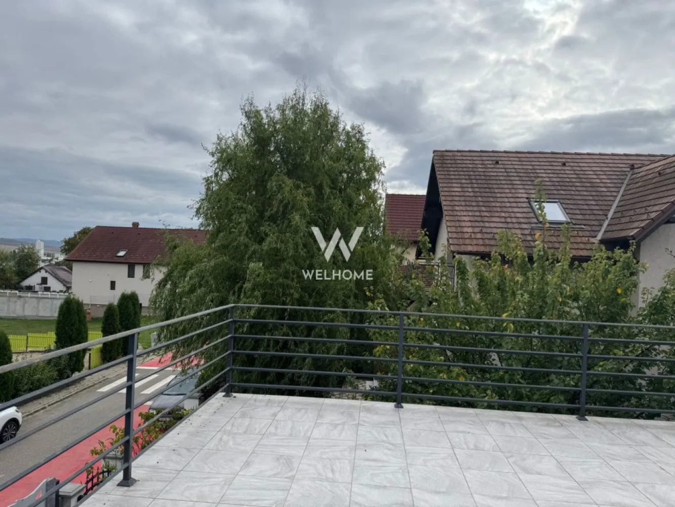 Casa superba , 5 camere si garaj ,zona linistita Sibiu - Casa moderna cu terasa , 2 balcoane si garaj cu 2 locuri de parcare la 9 km de Sibiu, intr-o zona aerisita de case .
Compartimentare este perfecta pentru familie numeroasa avand 5 camere dintre care un dormitor in zona de parter , livingul si bucataria inchisa .Tot in zona de jos avem garajul de 31.34 mp cu 2 locuri de parcare .
La etaj ne intampina cele 3 dormitoare spatioase si luminoase dintre care 2 cu iesire pe balcon si unul cu iesire pe terasa de 37 mp. Casa dispune de pod.
Imobilul este modern, amenajata cu materiale de inalta calitate , caramida porotherm 30 , izolatie cu vata bazaltica , geamuri termopan , usi de interior si exterior .Incalzirea se face prin pardoseala cu centrala termica .
Casa se vinde mobilata si utilata , bucataria cu mobila de calitate si electrocasnice , cele 3 bai dotate cu elemente sanitare .
Curtea generoasa cu gazon si pomisori decorativi creeaza un spatiu perfect pentru relaxare .

Pret : 408.000 Negociabil