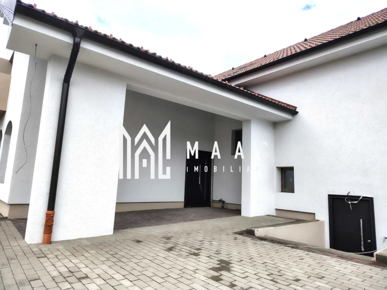 Casa 7 Camere | 418 MP | Șura Mică - MAAC Imobiliare vă propune spre vânzare o casă individuală tip C4, amplasată pe un teren generos de 418,71 mp, într-o zonă liniștită, cu acces facil către orașul Sibiu. Această proprietate este ideală pentru o familie care caută spațiu, intimitate și confort. 🏡 Detalii generale: Regim de înălțime: D+P+M (Demisol + Parter + Mansardă) Suprafață utilă: 216,61 mp Amprentă la sol: 145,21 mp Teren liber: 177,12 mp Front stradal: 13,2 m 2 locuri de parcare pavate în curtea din față Loc BBQ în curtea din spate Terasă acoperită: 13,98 mp Acces privat pe drum propriu Compartimentare: Demisol (parțial): Acces din exterior Pivniță/depozitare – 15,41 mp Înălțime utilă: 4,42 m - Parter: Terasă acoperită – 13,98 mp Hol – 5,23 mp Baie – 6,42 mp Dressing – 6,11 mp Living + bucătărie open-space – 49,55 mp Birou – 10,81 mp Cameră – 19,36 mp Scară acces mansardă Înălțime utilă: 2,97 m - Mansardă: Hol – 11,83 mp 2 băi (7,31 mp și 8,82 mp) Dressing – 5,96 mp 4 dormitoare spațioase: Dormitor 1 – 17,38 mp Dormitor 2 – 17,07 mp Dormitor 3 – 14,96 mp Dormitor 4 – 23,61 mp Înălțime utilă: între 1,69 m și 3,10 m Dotări și finisaje (semifinisată): Centrală termică pe gaz Ferroli Încălzire în pardoseală la parter, radiatoare de aluminiu la mansardă Instalație electrică trifazică + curenți slabi, tablou electric Instalație sanitară completă (fără obiecte sanitare) Infrastructură cablată pentru termostate Ușă metalică la intrare Tâmplărie termoizolantă Salamander – 7 camere, geam triplu, Low-e, feronerie Rotto Izolație fonică și termică excelentă Pereți tencuiți, pardoseli cu șapă mecanizată Fațade cu tencuială decorativă Acoperiș cu țiglă ceramică Scări din beton Curte pavată, împrejmuire individuală Contoare individuale (apă, curent, gaz) Rețea electrică nouă cu post de transformare propriu ✅ Beneficii: Construcție nouă 2025 Compartimentare ideală pentru familii Lumină naturală din abundență Locație liniștită, cu acces rapid la Sibiu Intimitate totală datorită împrejmuirii și poziționării 📞 Pentru mai multe detalii, programarea unei vizionări sau identificarea proprietății în baza noastră de date, te rugăm să ne contactezi menționând ID:CP2615562 }}