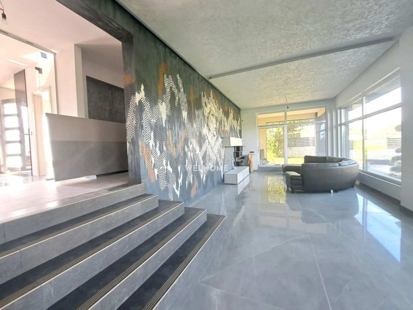 Casa cu piscina interioara si priveliste catre Cetatea Cisnadioarei - Casa NOUA, individuala stil modern, amenajata, pozitie superba - Sibiu, Cisnadie/Cisnadioara
Vine cu un TEREN DE 1200 mp si are o suprafata utila de 240 mp. 

Casa moderna, design futurist - cu piscina interioara si teren generos - intimitate, confort, maxim wiew
Compartimentare (VEZI SCHITE):
PARTER: - hol, baie, garaj, lavanderie, spatiu depozit, piscina, living cu dinning si bucatarie, terasa barbeque
 ETAJ: - 4 dormitoare, dintre care unul cu baie proprie, hol, baie, balcon si o terasa circulabila.
Garajul cu acces direct in holul casei
Piscina interioara, cu dimensiuni considerabile - 50 mp, o putem defini un "Lux" personal

Teren/Curte: poate mai mult decat iti poti dori! Suficient spatiu pentru masini personale/oaspeti, terasa acoperita ( grill in orice sezon) - momente relaxante cu familia sau prieteni. Teren terasat, vegetatie tanara, poti personaliza aceasta proprietate, dupa stilul de viata

PRET: 589.900 Eur + TVA ,COMISION ZERO
Cash sau credit bancar 
Posibilitate inchiriere cu optiunea de a se cumpara ulterior!!
Vizionare: 0752.088.381- Roxana