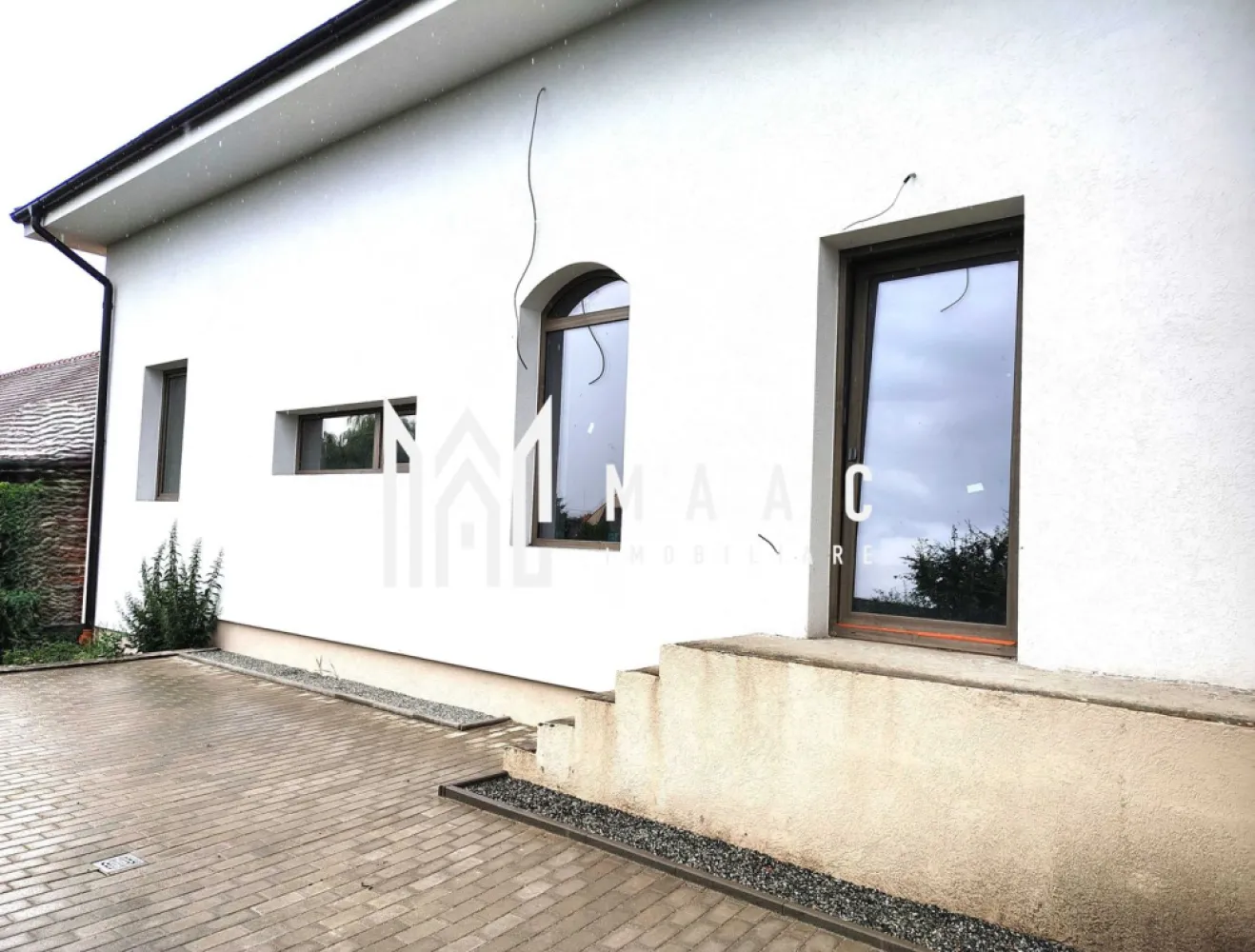 Casa 7 Camere | 418 MP | Șura Mică - MAAC Imobiliare vă propune spre vânzare o casă individuală tip C4, amplasată pe un teren generos de 418,71 mp, într-o zonă liniștită, cu acces facil către orașul Sibiu. Această proprietate este ideală pentru o familie care caută spațiu, intimitate și confort. 🏡 Detalii generale: Regim de înălțime: D+P+M (Demisol + Parter + Mansardă) Suprafață utilă: 216,61 mp Amprentă la sol: 145,21 mp Teren liber: 177,12 mp Front stradal: 13,2 m 2 locuri de parcare pavate în curtea din față Loc BBQ în curtea din spate Terasă acoperită: 13,98 mp Acces privat pe drum propriu Compartimentare: Demisol (parțial): Acces din exterior Pivniță/depozitare – 15,41 mp Înălțime utilă: 4,42 m - Parter: Terasă acoperită – 13,98 mp Hol – 5,23 mp Baie – 6,42 mp Dressing – 6,11 mp Living + bucătărie open-space – 49,55 mp Birou – 10,81 mp Cameră – 19,36 mp Scară acces mansardă Înălțime utilă: 2,97 m - Mansardă: Hol – 11,83 mp 2 băi (7,31 mp și 8,82 mp) Dressing – 5,96 mp 4 dormitoare spațioase: Dormitor 1 – 17,38 mp Dormitor 2 – 17,07 mp Dormitor 3 – 14,96 mp Dormitor 4 – 23,61 mp Înălțime utilă: între 1,69 m și 3,10 m Dotări și finisaje (semifinisată): Centrală termică pe gaz Ferroli Încălzire în pardoseală la parter, radiatoare de aluminiu la mansardă Instalație electrică trifazică + curenți slabi, tablou electric Instalație sanitară completă (fără obiecte sanitare) Infrastructură cablată pentru termostate Ușă metalică la intrare Tâmplărie termoizolantă Salamander – 7 camere, geam triplu, Low-e, feronerie Rotto Izolație fonică și termică excelentă Pereți tencuiți, pardoseli cu șapă mecanizată Fațade cu tencuială decorativă Acoperiș cu țiglă ceramică Scări din beton Curte pavată, împrejmuire individuală Contoare individuale (apă, curent, gaz) Rețea electrică nouă cu post de transformare propriu ✅ Beneficii: Construcție nouă 2025 Compartimentare ideală pentru familii Lumină naturală din abundență Locație liniștită, cu acces rapid la Sibiu Intimitate totală datorită împrejmuirii și poziționării 📞 Pentru mai multe detalii, programarea unei vizionări sau identificarea proprietății în baza noastră de date, te rugăm să ne contactezi menționând ID:CP2615562 }}