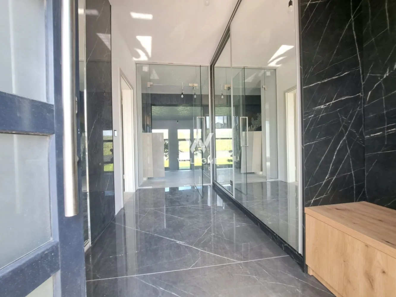 Casa cu piscina interioara si priveliste catre Cetatea Cisnadioarei