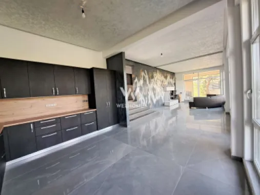 Casa cu piscina interioara si priveliste catre Cetatea Cisnadioarei