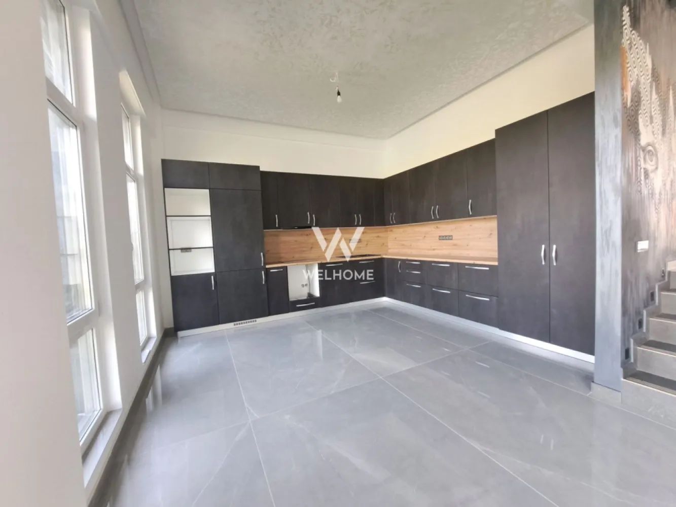 Casa cu piscina interioara si priveliste catre Cetatea Cisnadioarei