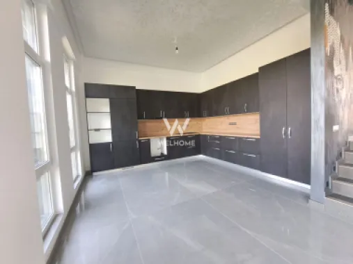 Casa cu piscina interioara si priveliste catre Cetatea Cisnadioarei