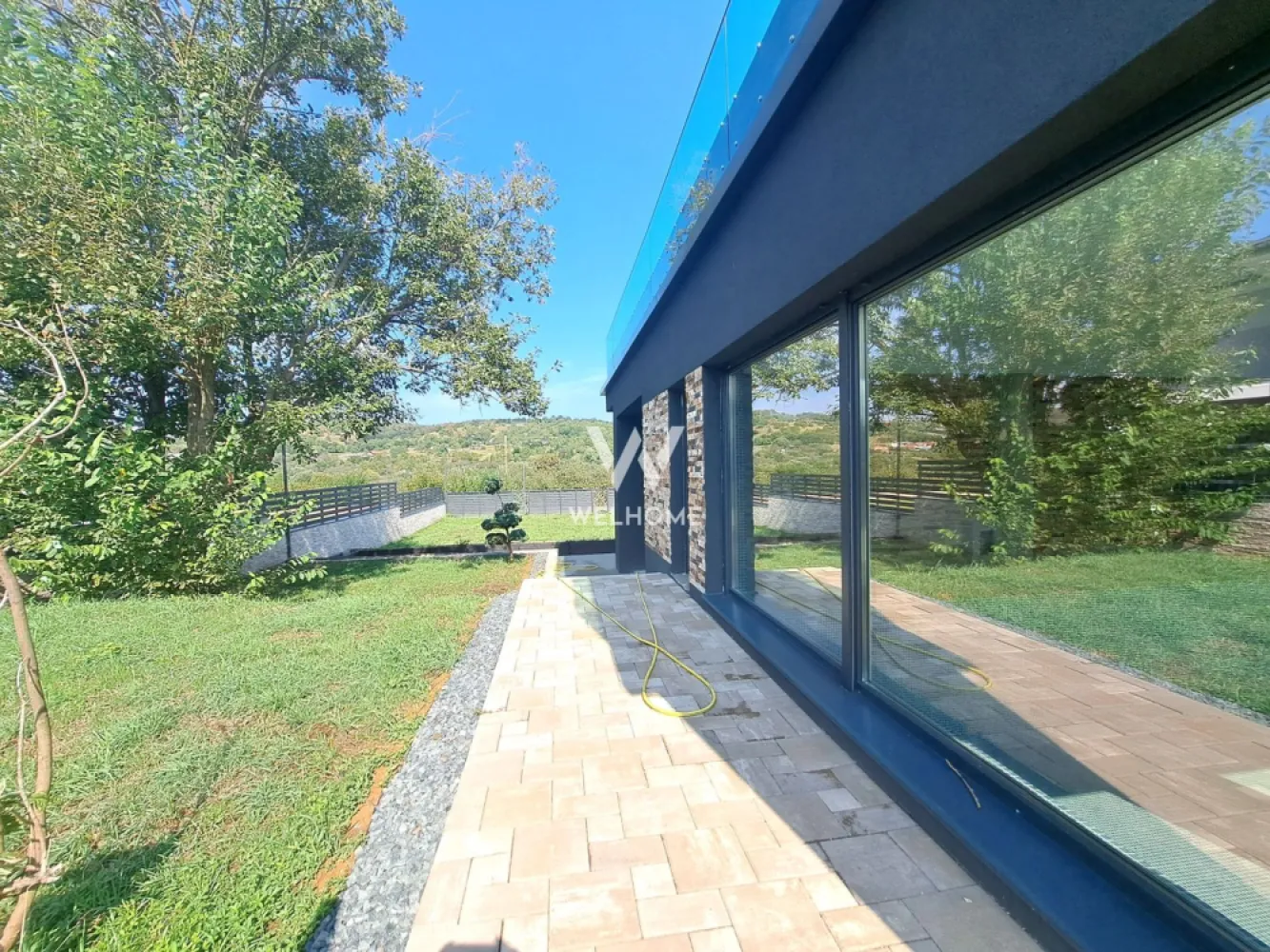 Casa cu piscina interioara si priveliste catre Cetatea Cisnadioarei