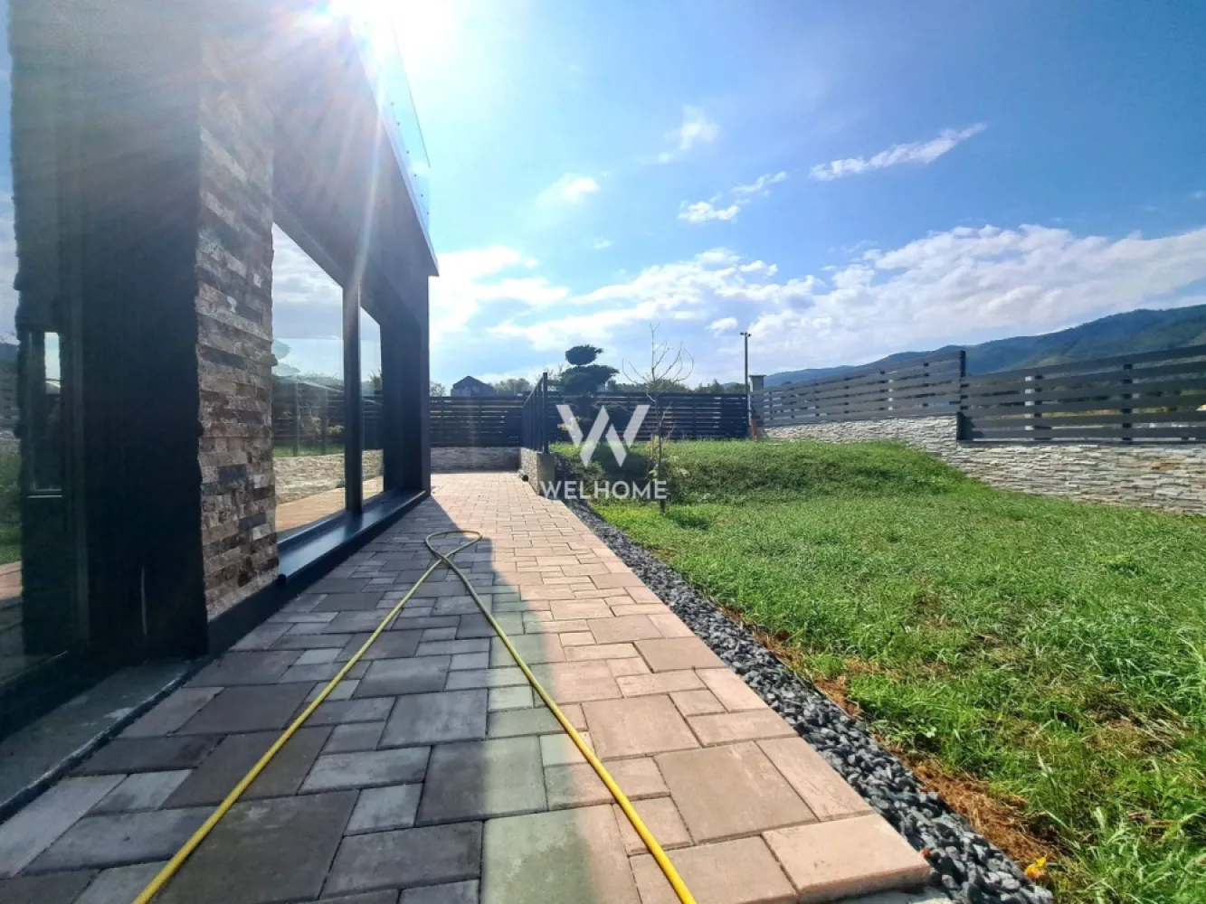 Casa cu piscina interioara si priveliste catre Cetatea Cisnadioarei