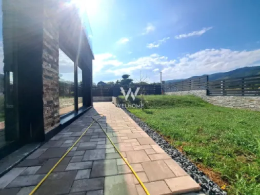 Casa cu piscina interioara si priveliste catre Cetatea Cisnadioarei