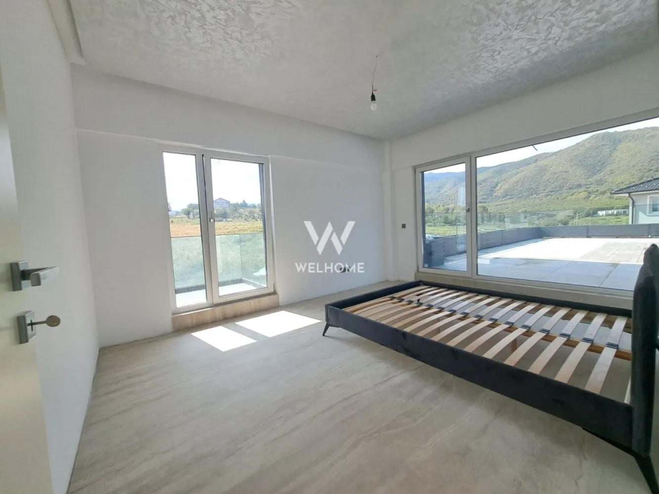 Casa cu piscina interioara si priveliste catre Cetatea Cisnadioarei
