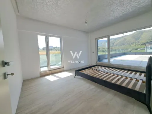 Casa cu piscina interioara si priveliste catre Cetatea Cisnadioarei
