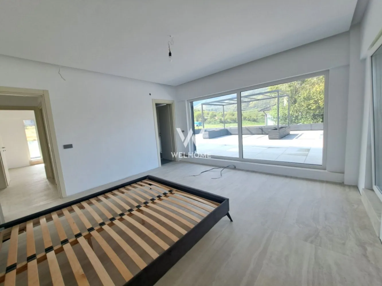 Casa cu piscina interioara si priveliste catre Cetatea Cisnadioarei