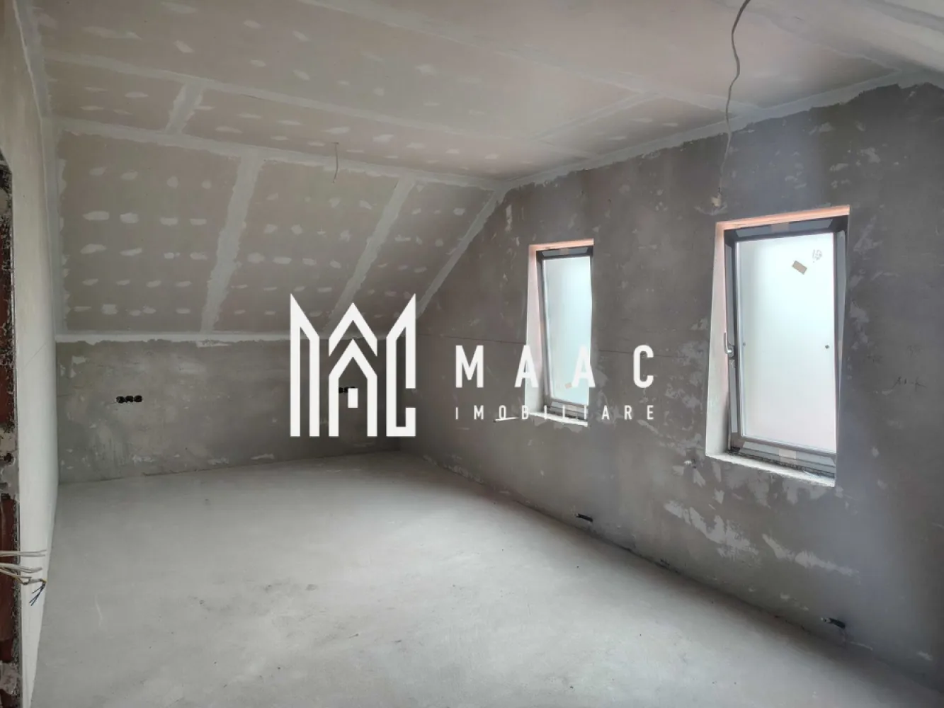 Casa 7 Camere | 418 MP | Șura Mică - MAAC Imobiliare vă propune spre vânzare o casă individuală tip C4, amplasată pe un teren generos de 418,71 mp, într-o zonă liniștită, cu acces facil către orașul Sibiu. Această proprietate este ideală pentru o familie care caută spațiu, intimitate și confort. 🏡 Detalii generale: Regim de înălțime: D+P+M (Demisol + Parter + Mansardă) Suprafață utilă: 216,61 mp Amprentă la sol: 145,21 mp Teren liber: 177,12 mp Front stradal: 13,2 m 2 locuri de parcare pavate în curtea din față Loc BBQ în curtea din spate Terasă acoperită: 13,98 mp Acces privat pe drum propriu Compartimentare: Demisol (parțial): Acces din exterior Pivniță/depozitare – 15,41 mp Înălțime utilă: 4,42 m - Parter: Terasă acoperită – 13,98 mp Hol – 5,23 mp Baie – 6,42 mp Dressing – 6,11 mp Living + bucătărie open-space – 49,55 mp Birou – 10,81 mp Cameră – 19,36 mp Scară acces mansardă Înălțime utilă: 2,97 m - Mansardă: Hol – 11,83 mp 2 băi (7,31 mp și 8,82 mp) Dressing – 5,96 mp 4 dormitoare spațioase: Dormitor 1 – 17,38 mp Dormitor 2 – 17,07 mp Dormitor 3 – 14,96 mp Dormitor 4 – 23,61 mp Înălțime utilă: între 1,69 m și 3,10 m Dotări și finisaje (semifinisată): Centrală termică pe gaz Ferroli Încălzire în pardoseală la parter, radiatoare de aluminiu la mansardă Instalație electrică trifazică + curenți slabi, tablou electric Instalație sanitară completă (fără obiecte sanitare) Infrastructură cablată pentru termostate Ușă metalică la intrare Tâmplărie termoizolantă Salamander – 7 camere, geam triplu, Low-e, feronerie Rotto Izolație fonică și termică excelentă Pereți tencuiți, pardoseli cu șapă mecanizată Fațade cu tencuială decorativă Acoperiș cu țiglă ceramică Scări din beton Curte pavată, împrejmuire individuală Contoare individuale (apă, curent, gaz) Rețea electrică nouă cu post de transformare propriu ✅ Beneficii: Construcție nouă 2025 Compartimentare ideală pentru familii Lumină naturală din abundență Locație liniștită, cu acces rapid la Sibiu Intimitate totală datorită împrejmuirii și poziționării 📞 Pentru mai multe detalii, programarea unei vizionări sau identificarea proprietății în baza noastră de date, te rugăm să ne contactezi menționând ID:CP2615562 }}