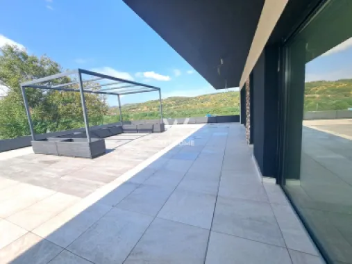 Casa cu piscina interioara si priveliste catre Cetatea Cisnadioarei